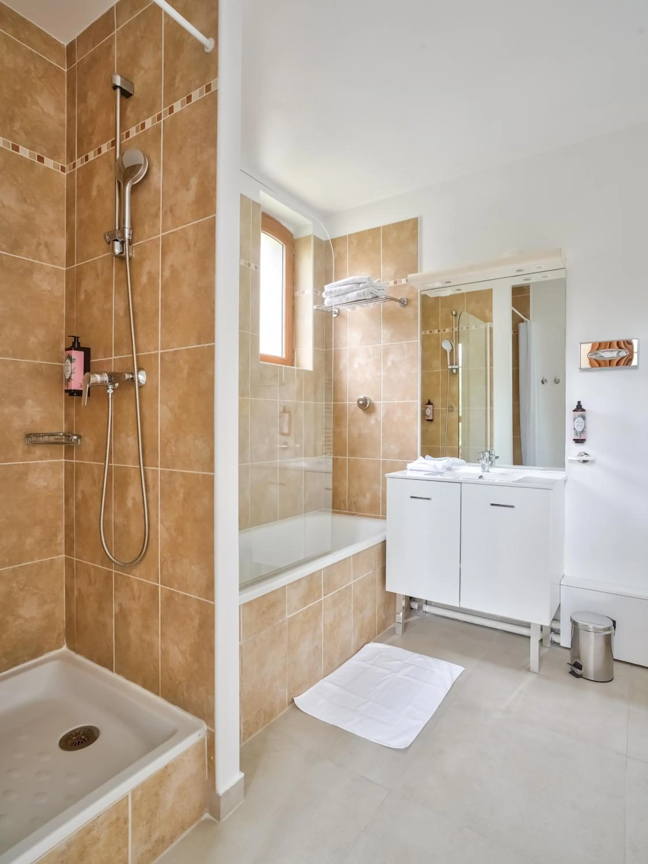 Bathroom in Residhome Paris Saclay " Bures sur Yvette "