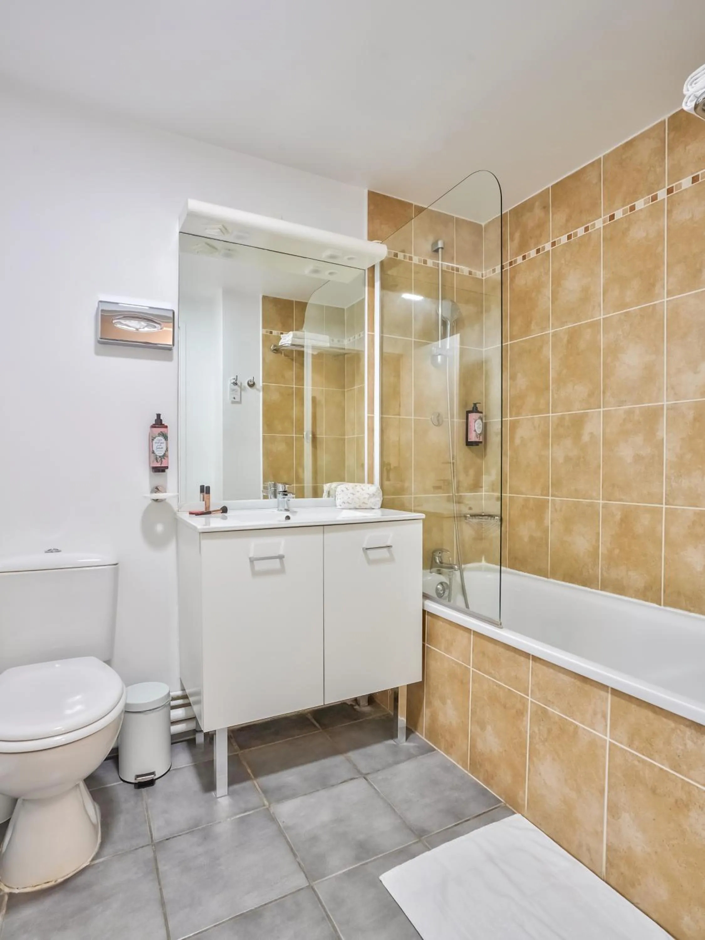 Bathroom in Residhome Paris Saclay " Bures sur Yvette "