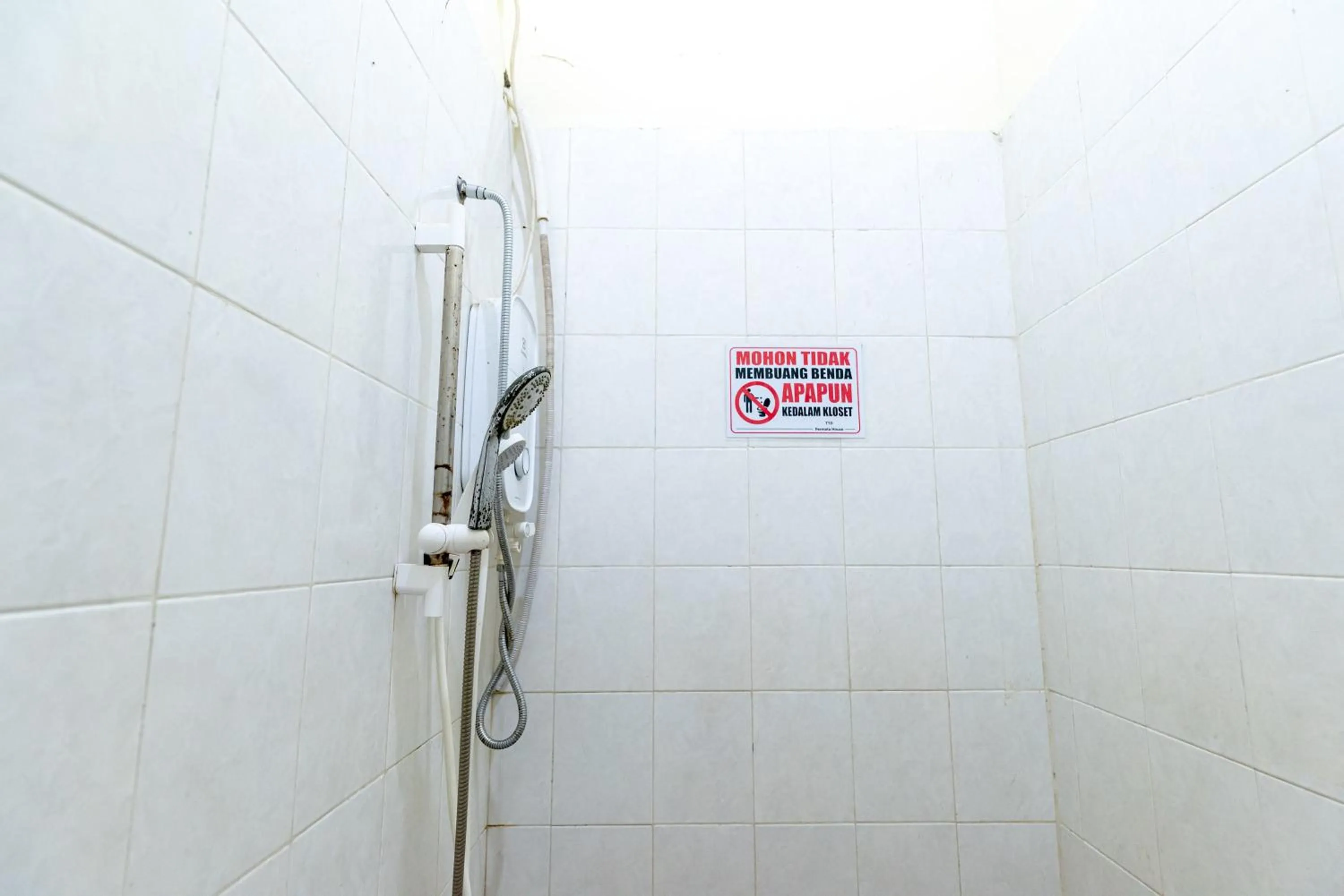 Shower in RedDoorz near Kelapa Gading
