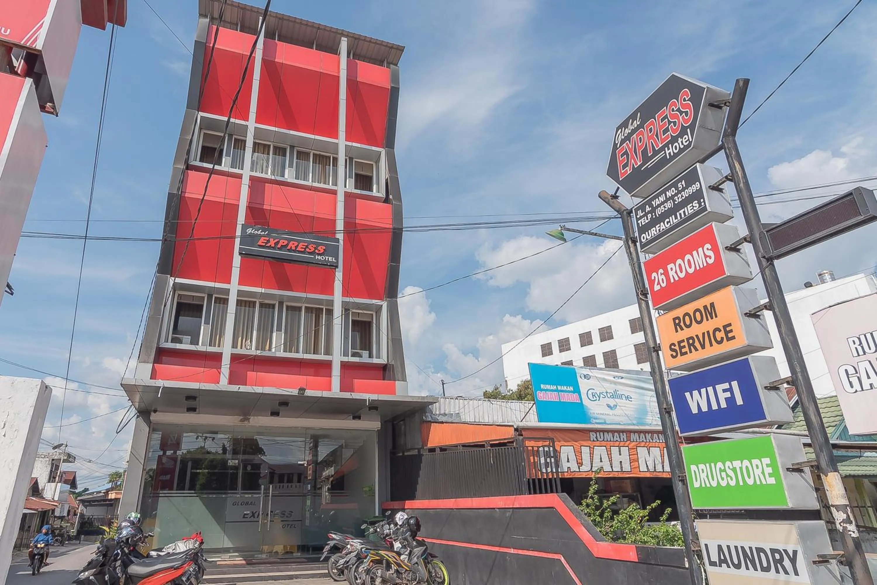 Facade/entrance in RedDoorz near Stadion Sanaman Mantikei