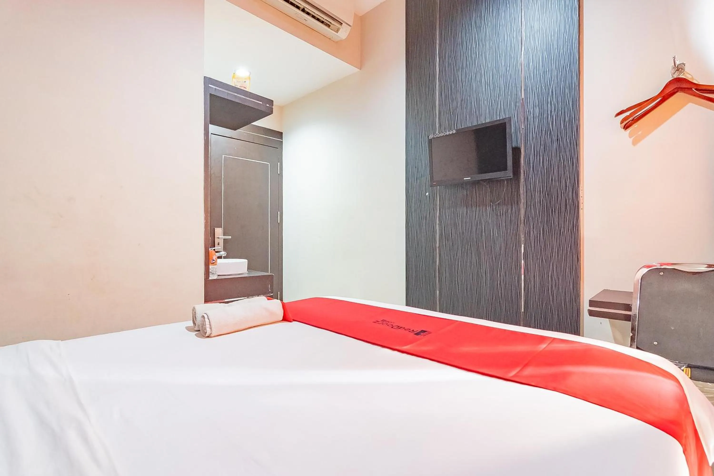 Bedroom, Bed in RedDoorz near Stadion Sanaman Mantikei