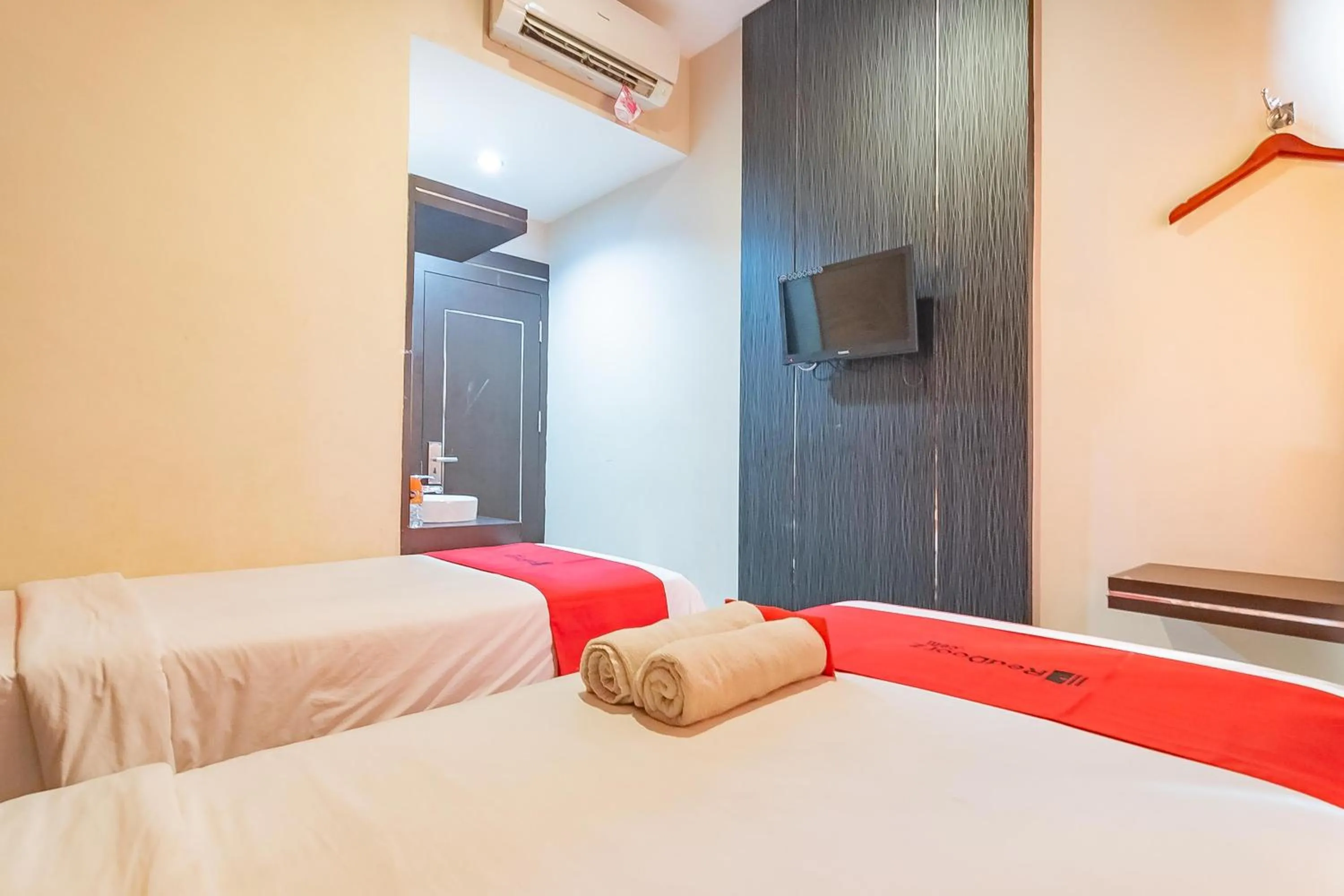 Bedroom, Bed in RedDoorz near Stadion Sanaman Mantikei