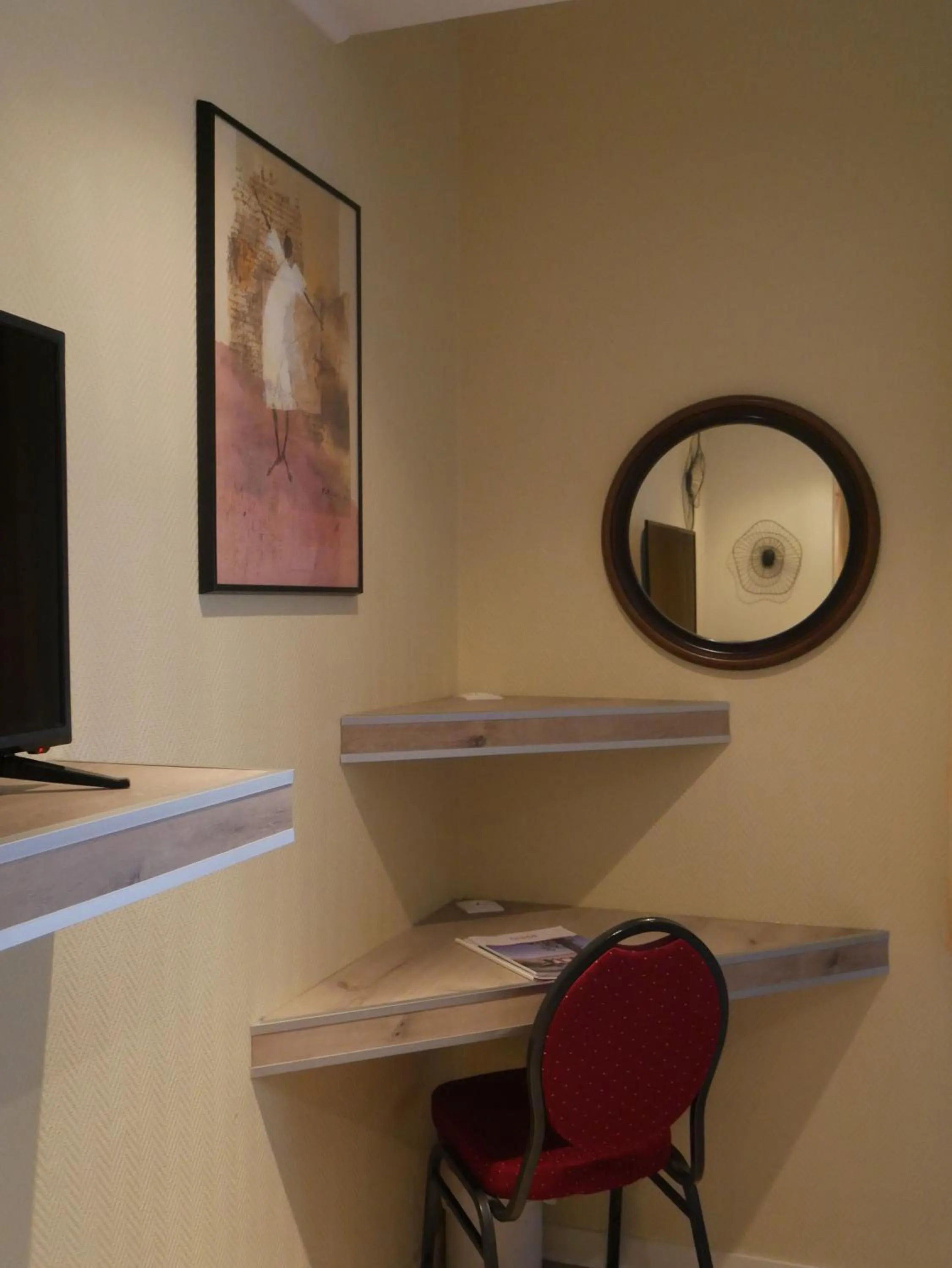 TV and multimedia in Hotel & Restaurant Le Cardinal