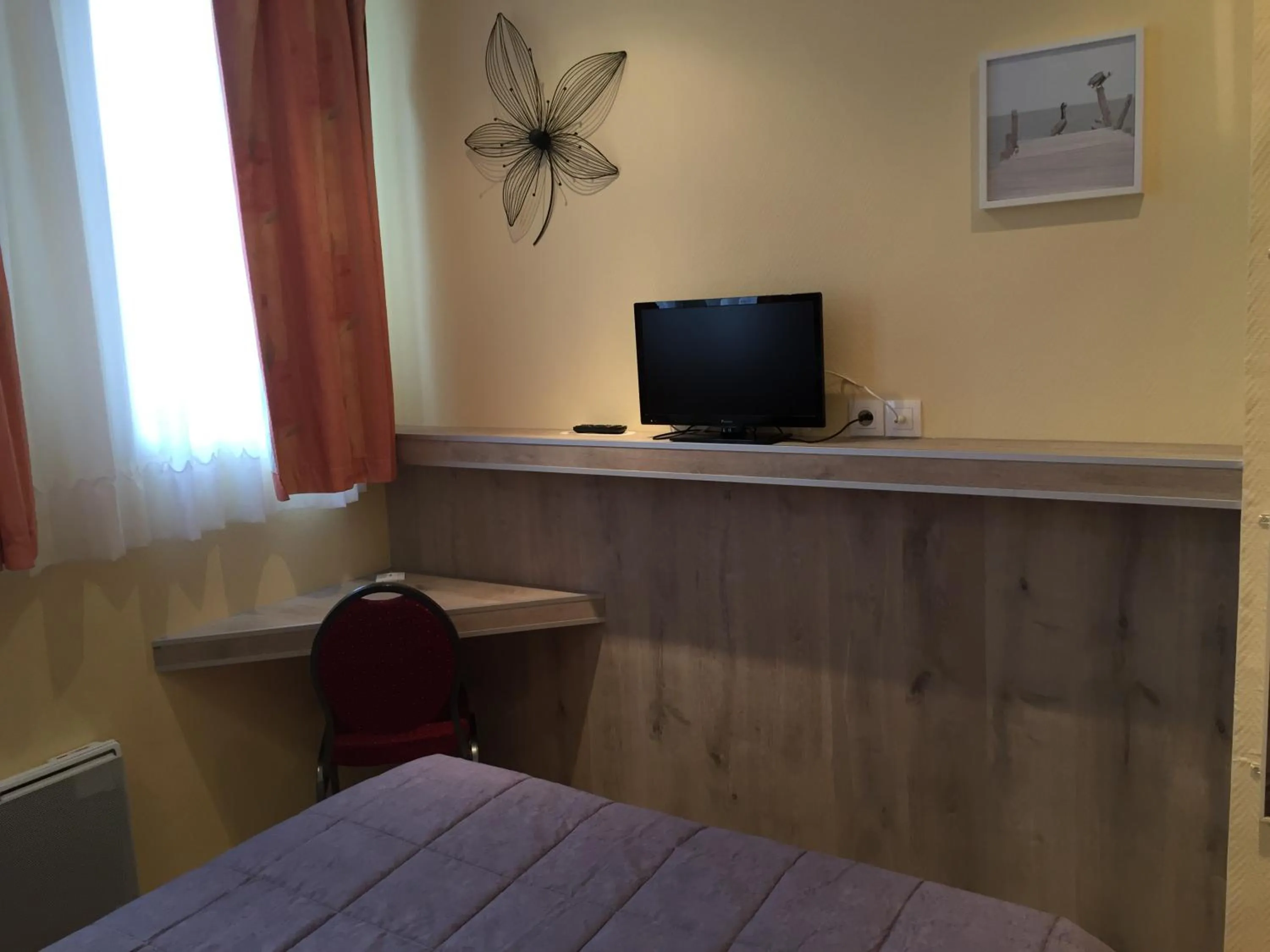 Bed in Hotel & Restaurant Le Cardinal