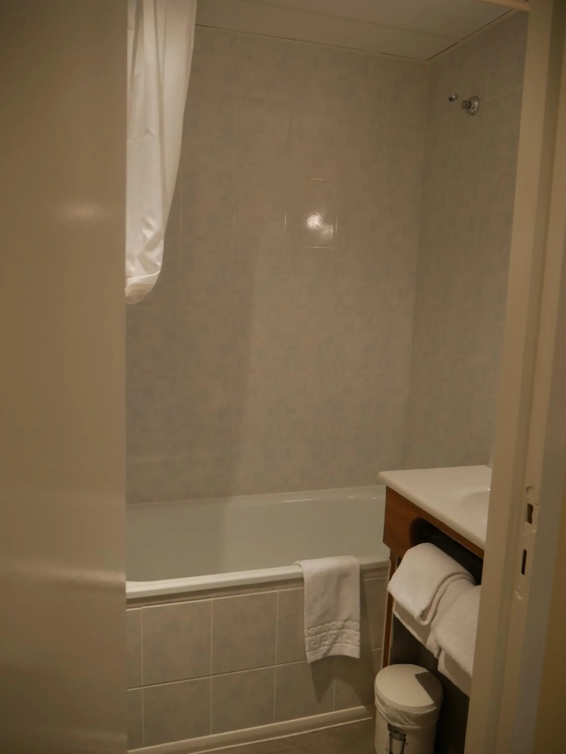 Double Room in Hotel & Restaurant Le Cardinal Double Room in Hotel & Restaurant Le Cardinal