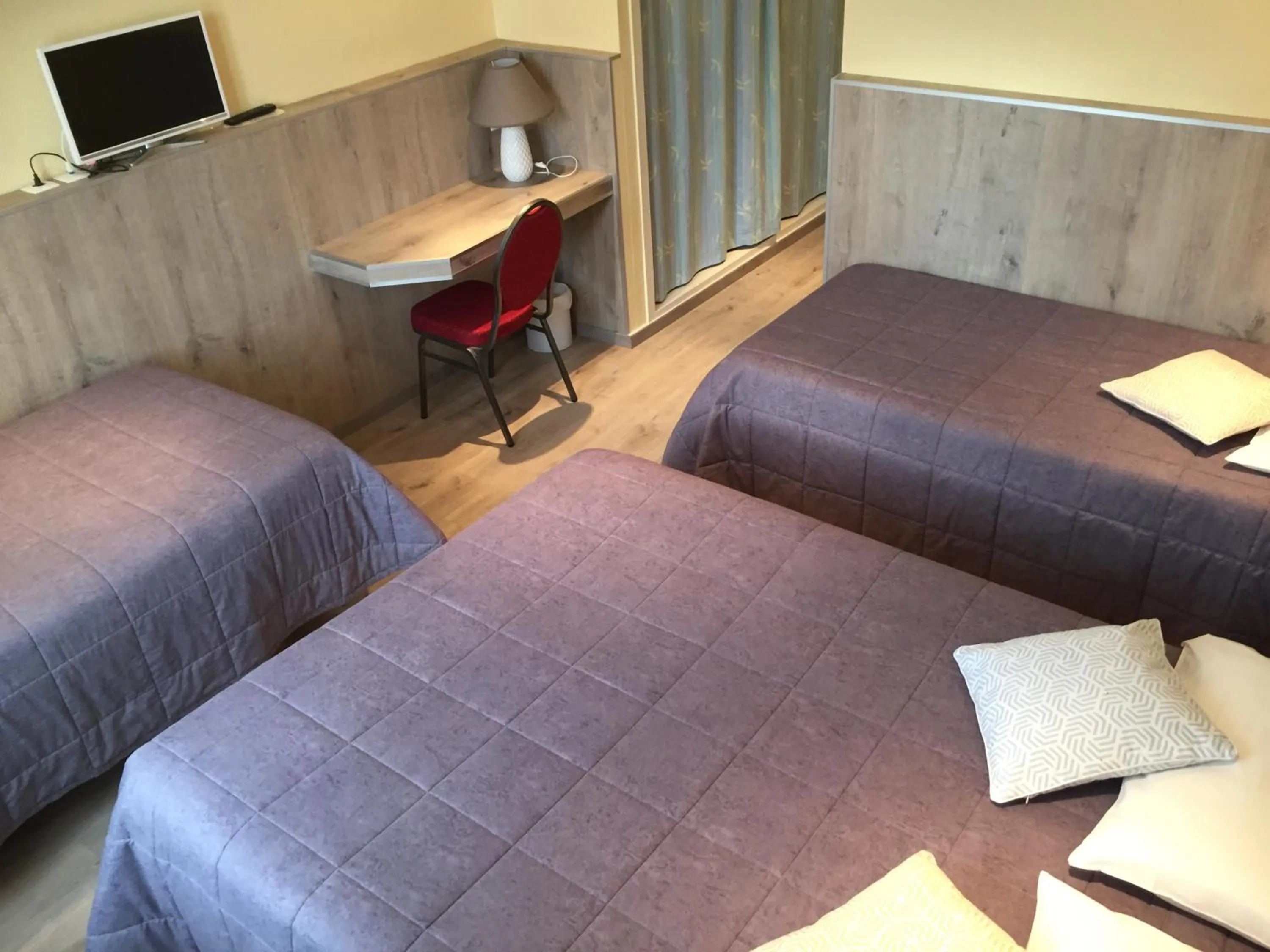 Bed in Hotel & Restaurant Le Cardinal