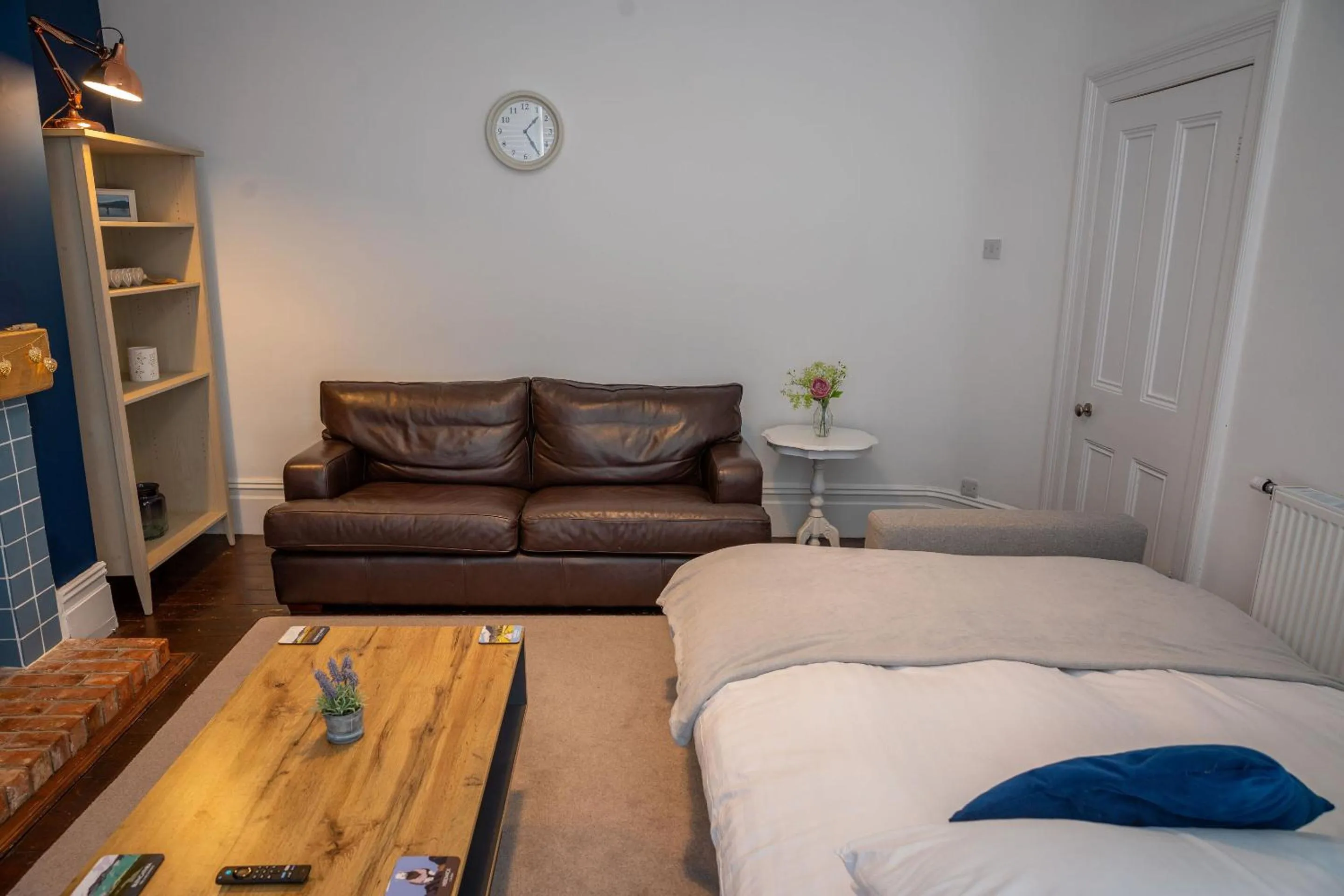 Living room, Bed in Sapphire House By Sasco