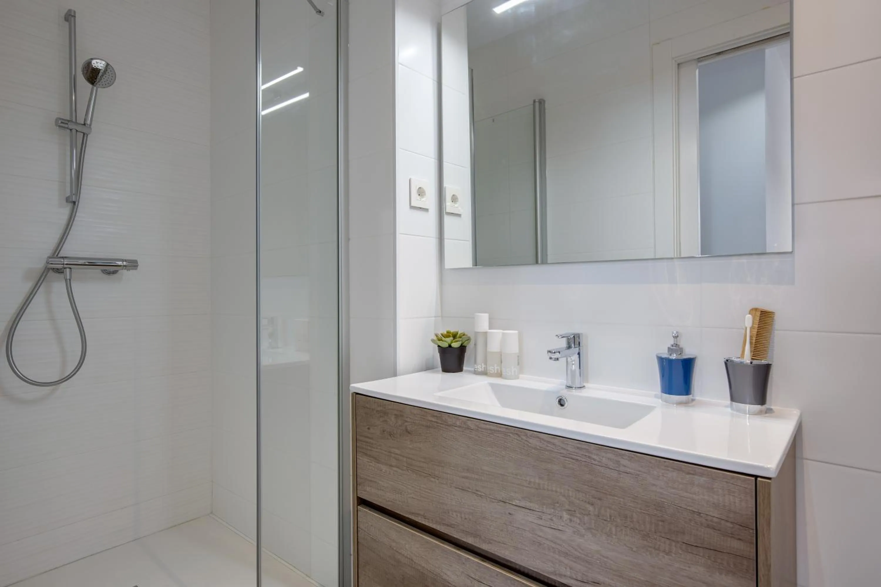 Shower in LucasLand Apartments Barcelona