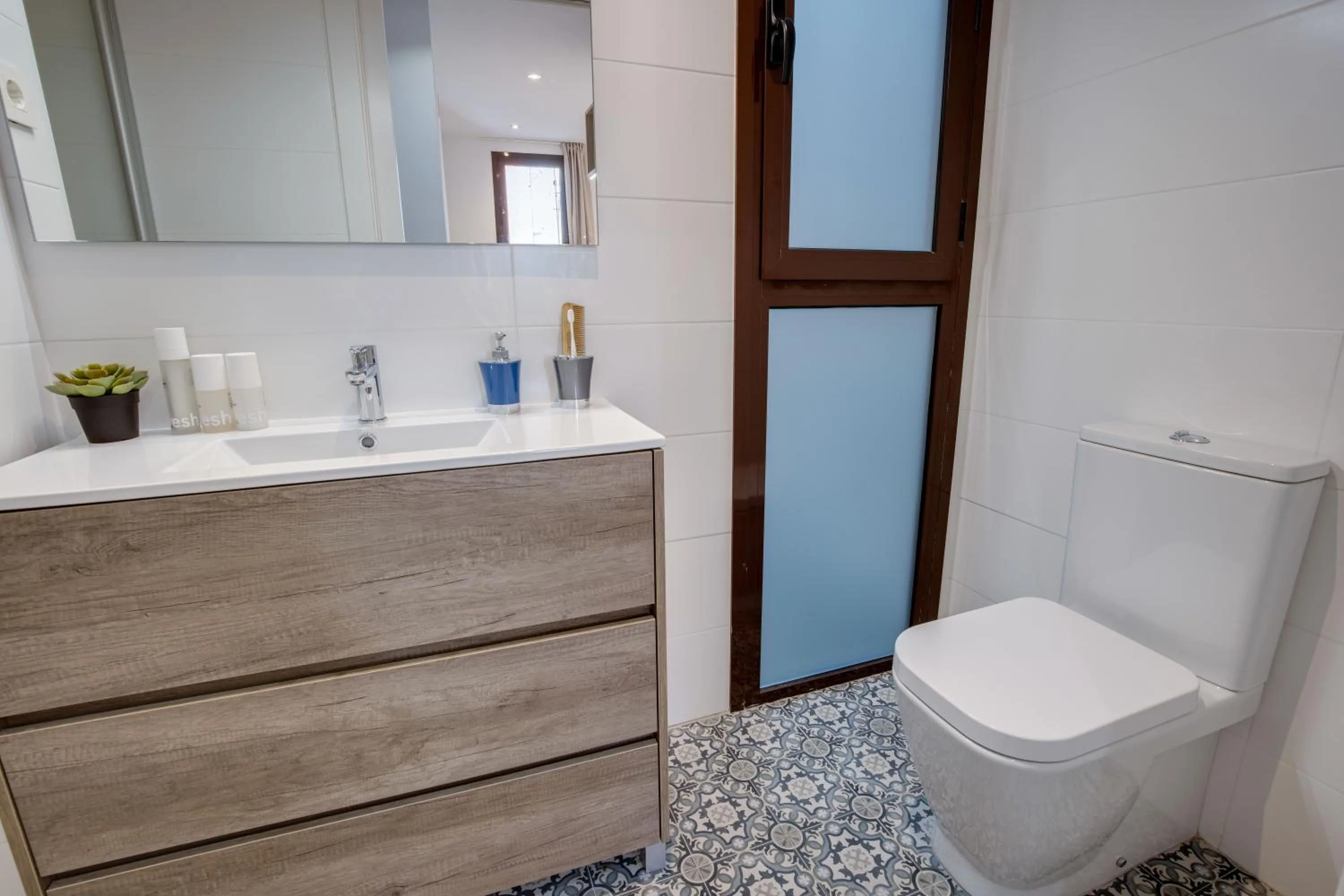 Toilet in LucasLand Apartments Barcelona