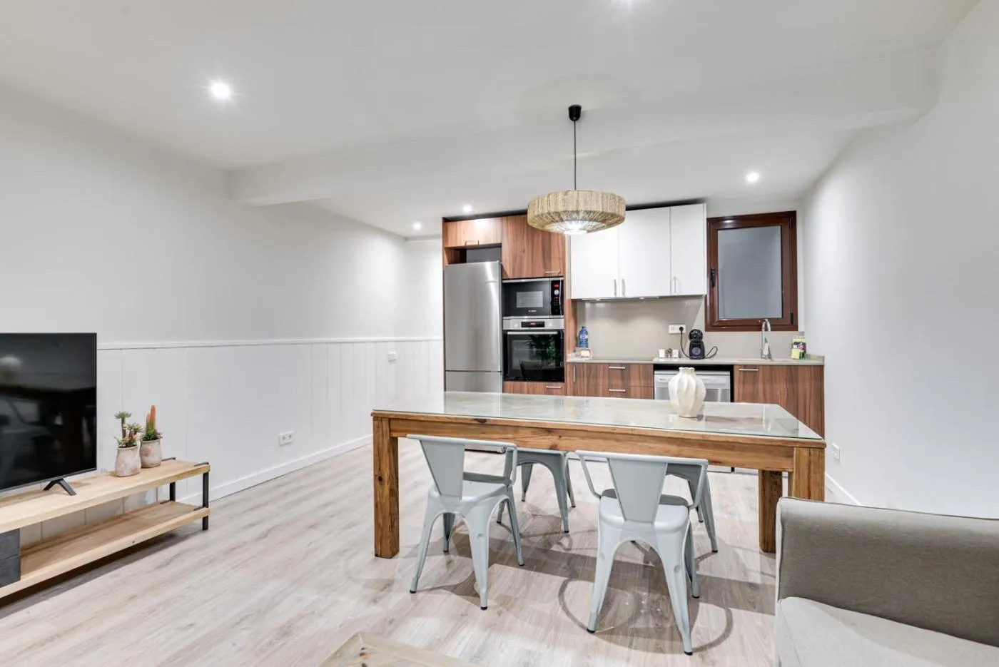 Dining area in LucasLand Apartments Barcelona