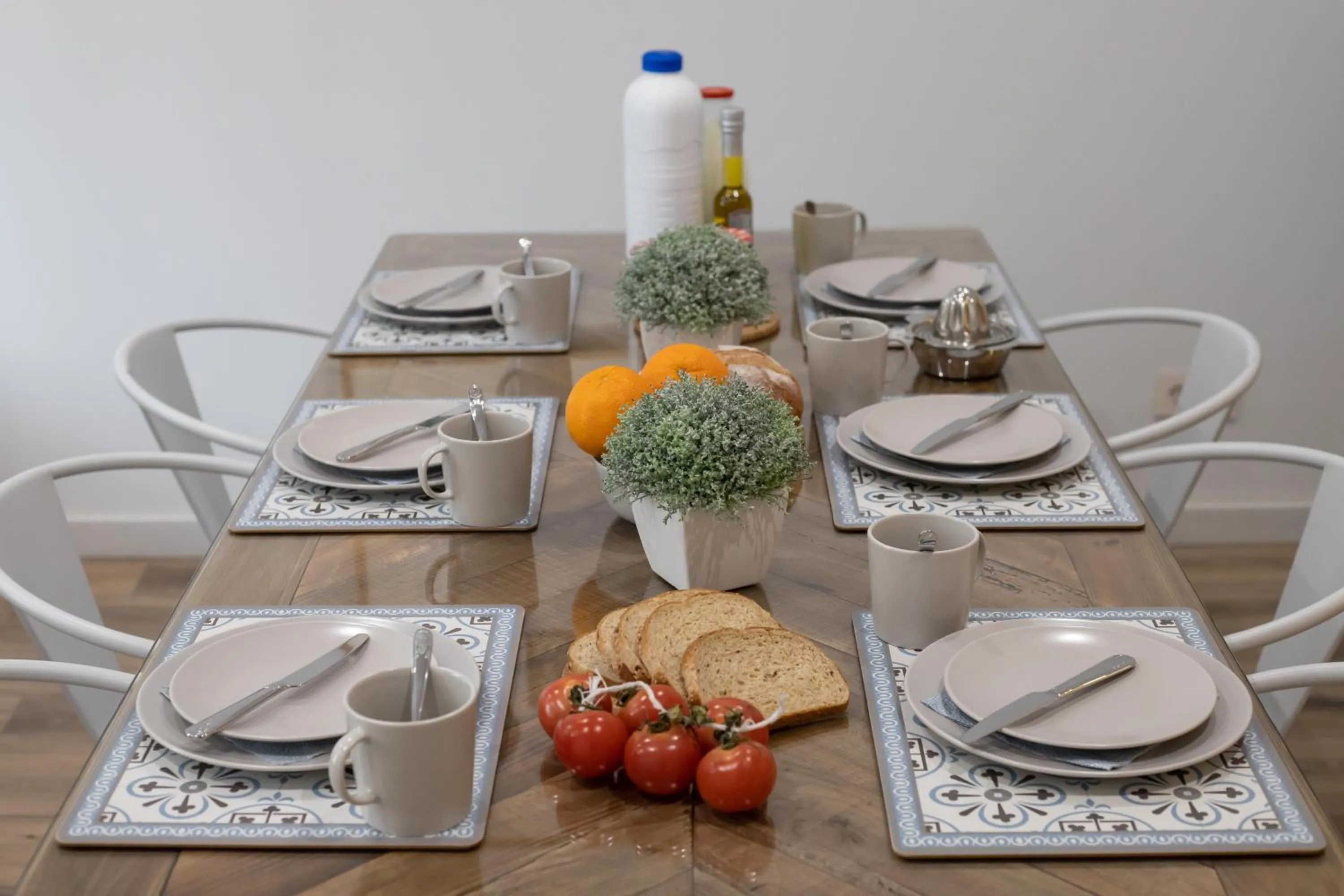 Food and drinks in LucasLand Apartments Barcelona