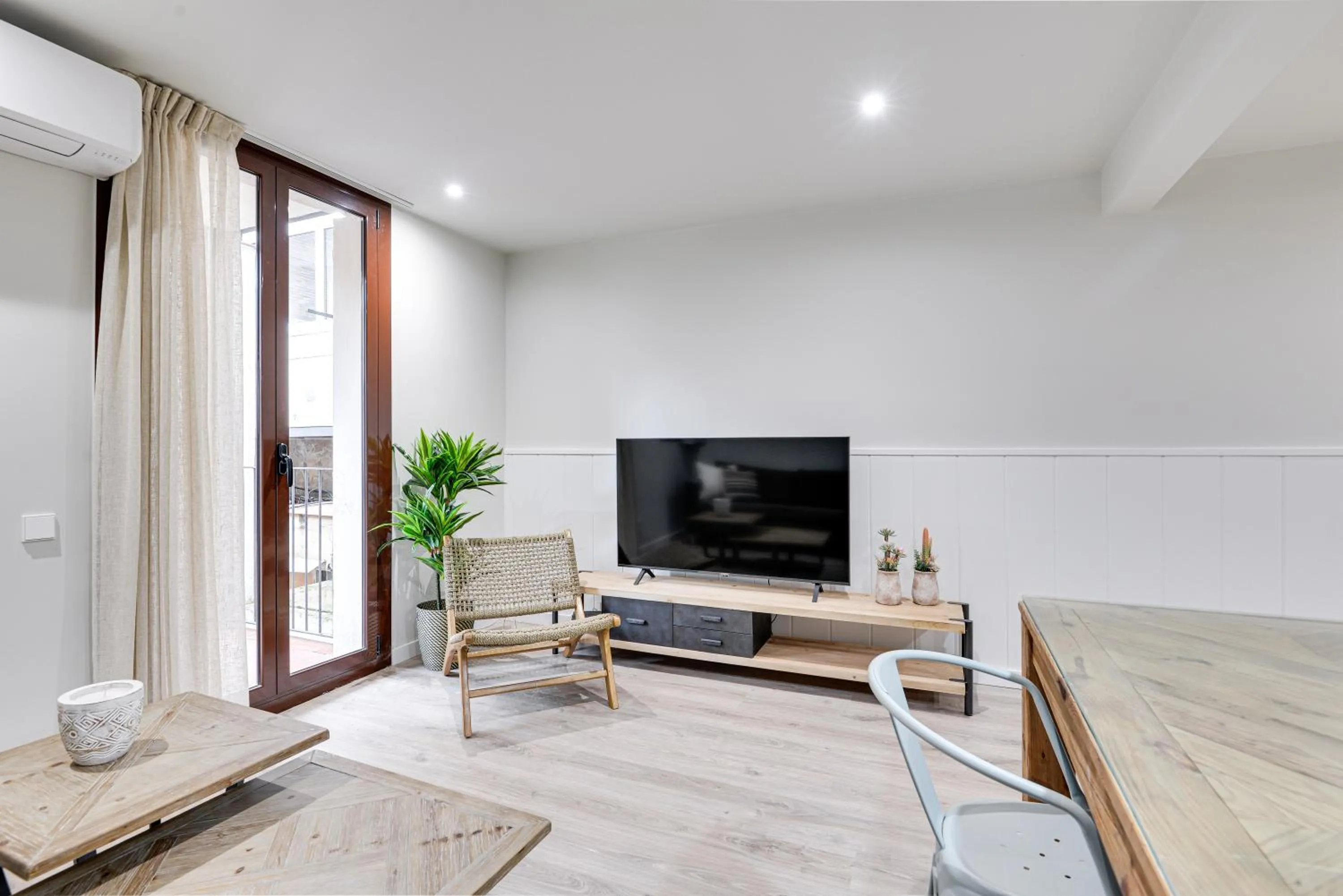 TV and multimedia in LucasLand Apartments Barcelona