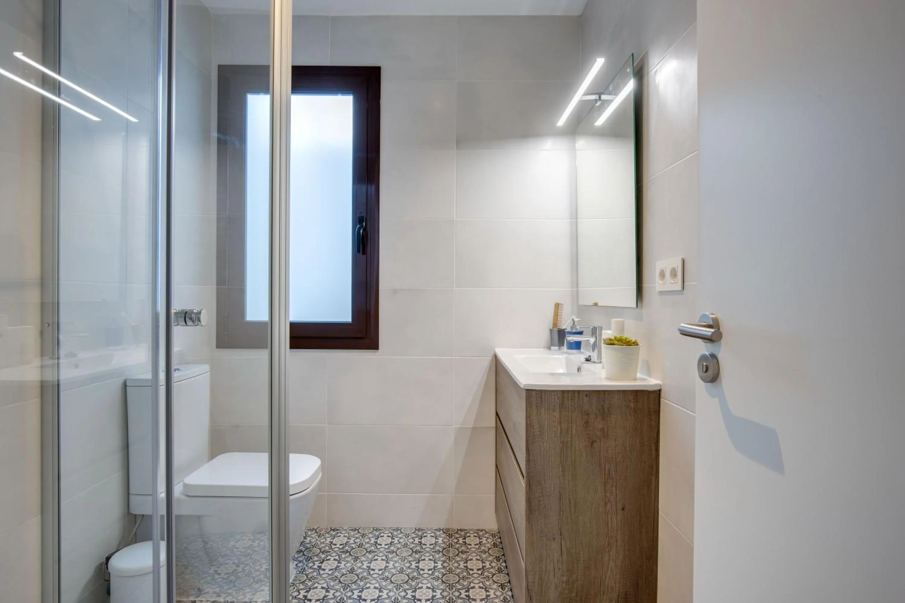 Shower in LucasLand Apartments Barcelona