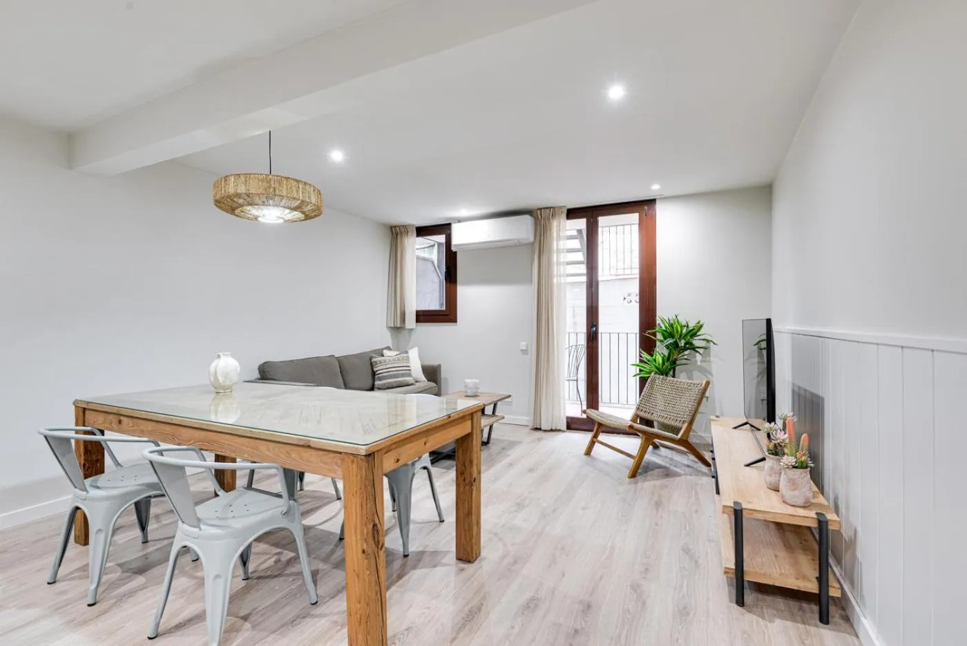 Dining area in LucasLand Apartments Barcelona