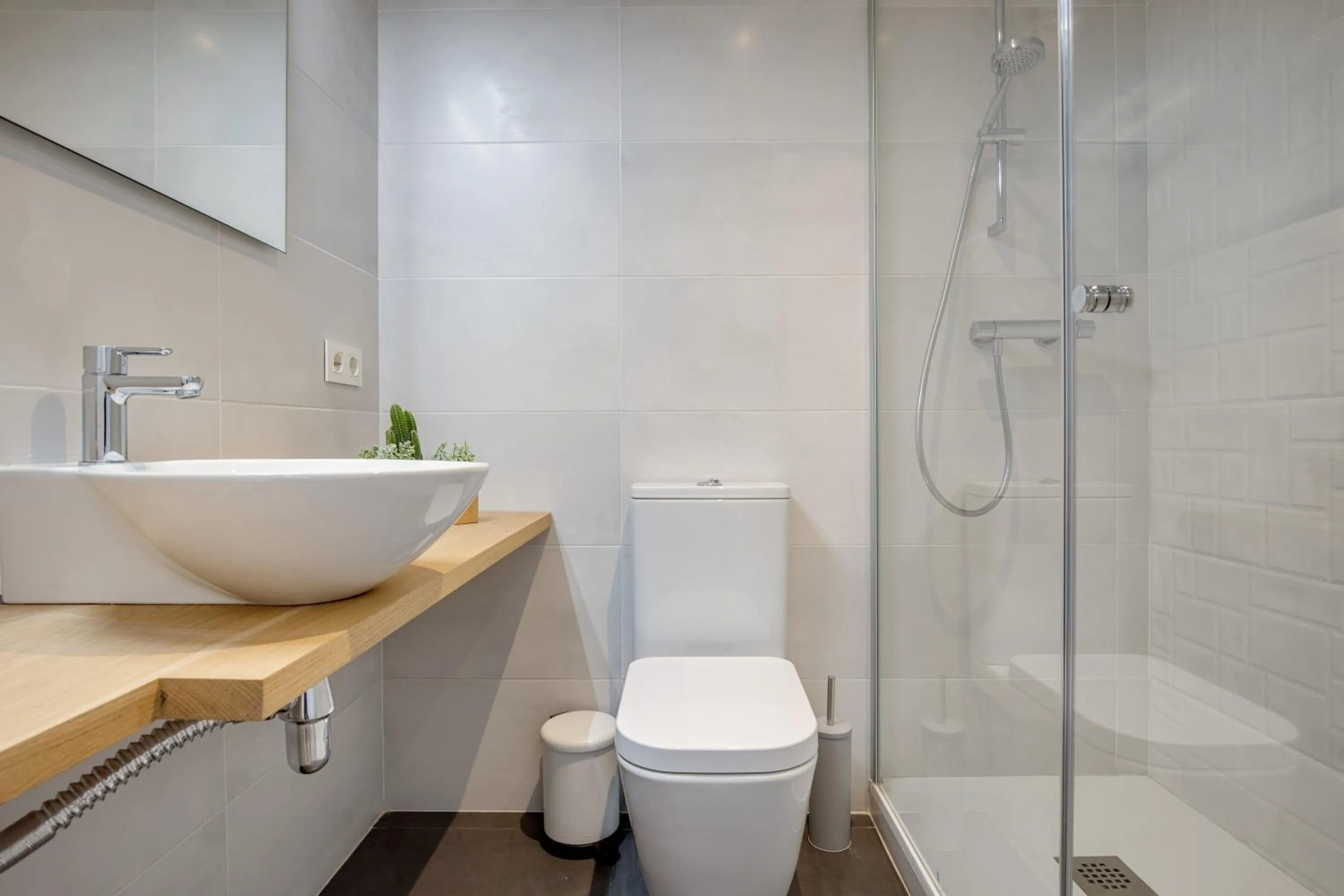 Shower in LucasLand Apartments Barcelona