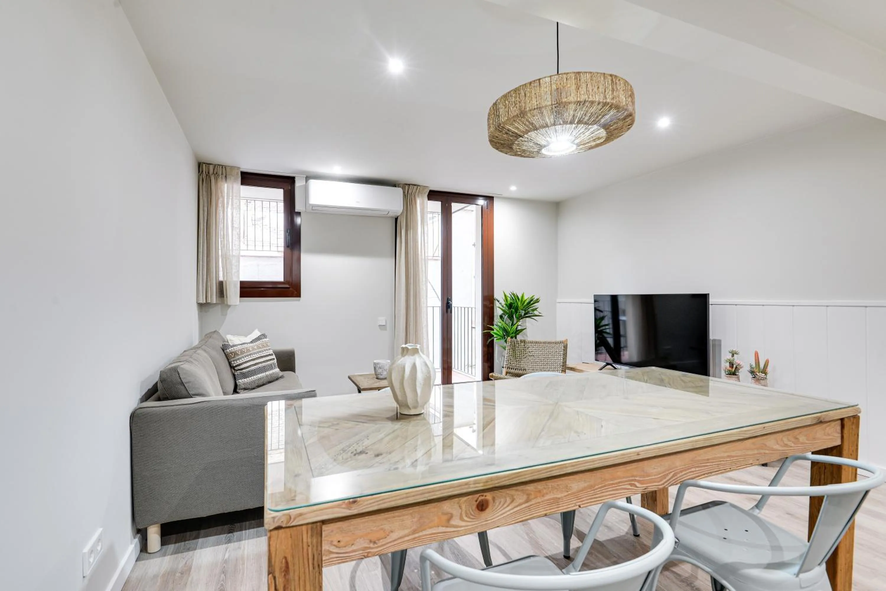 TV and multimedia in LucasLand Apartments Barcelona