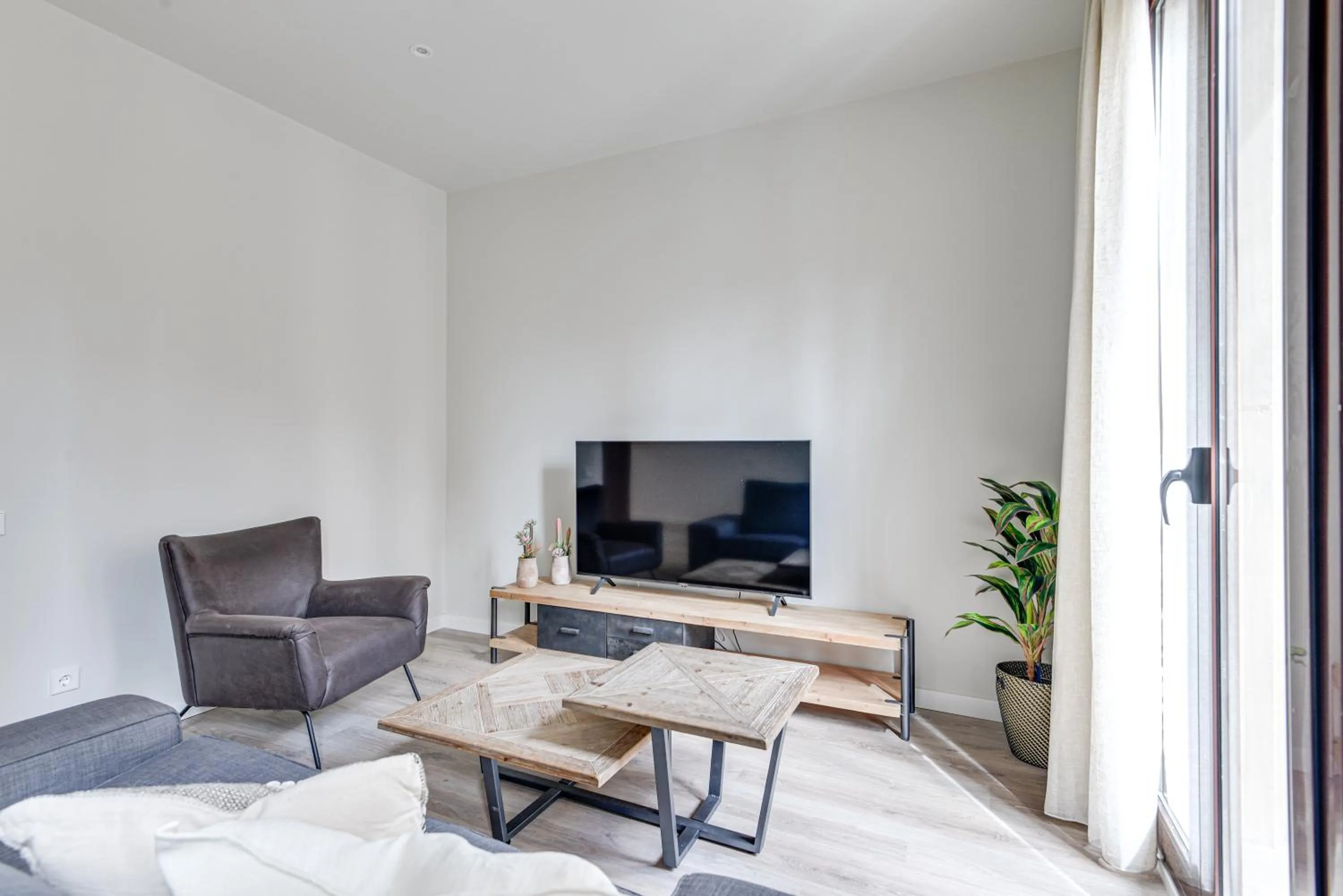 TV and multimedia in LucasLand Apartments Barcelona