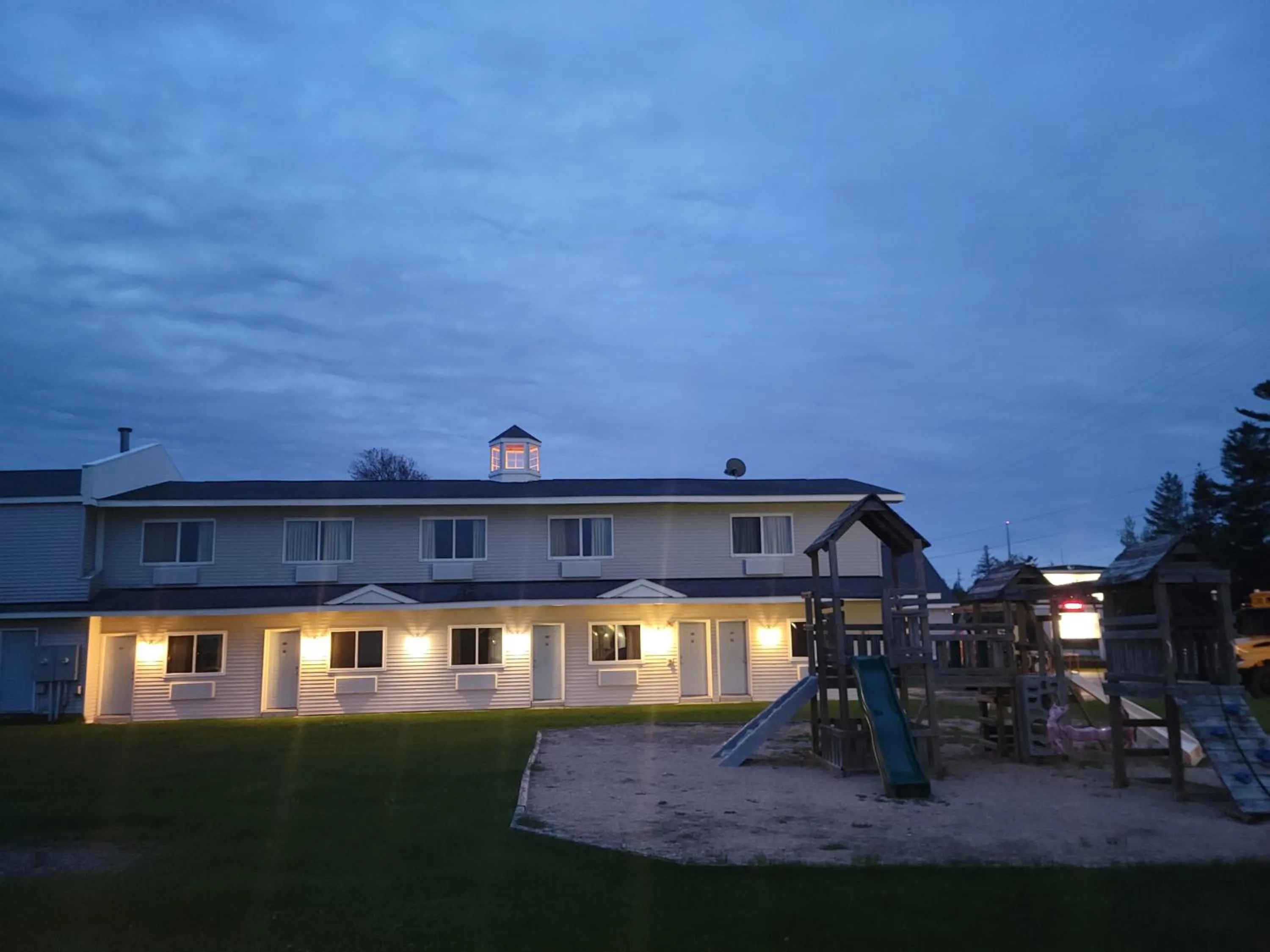 Property building in Mackinaw Budget Inn