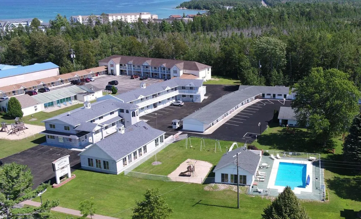 Property building in Mackinaw Budget Inn