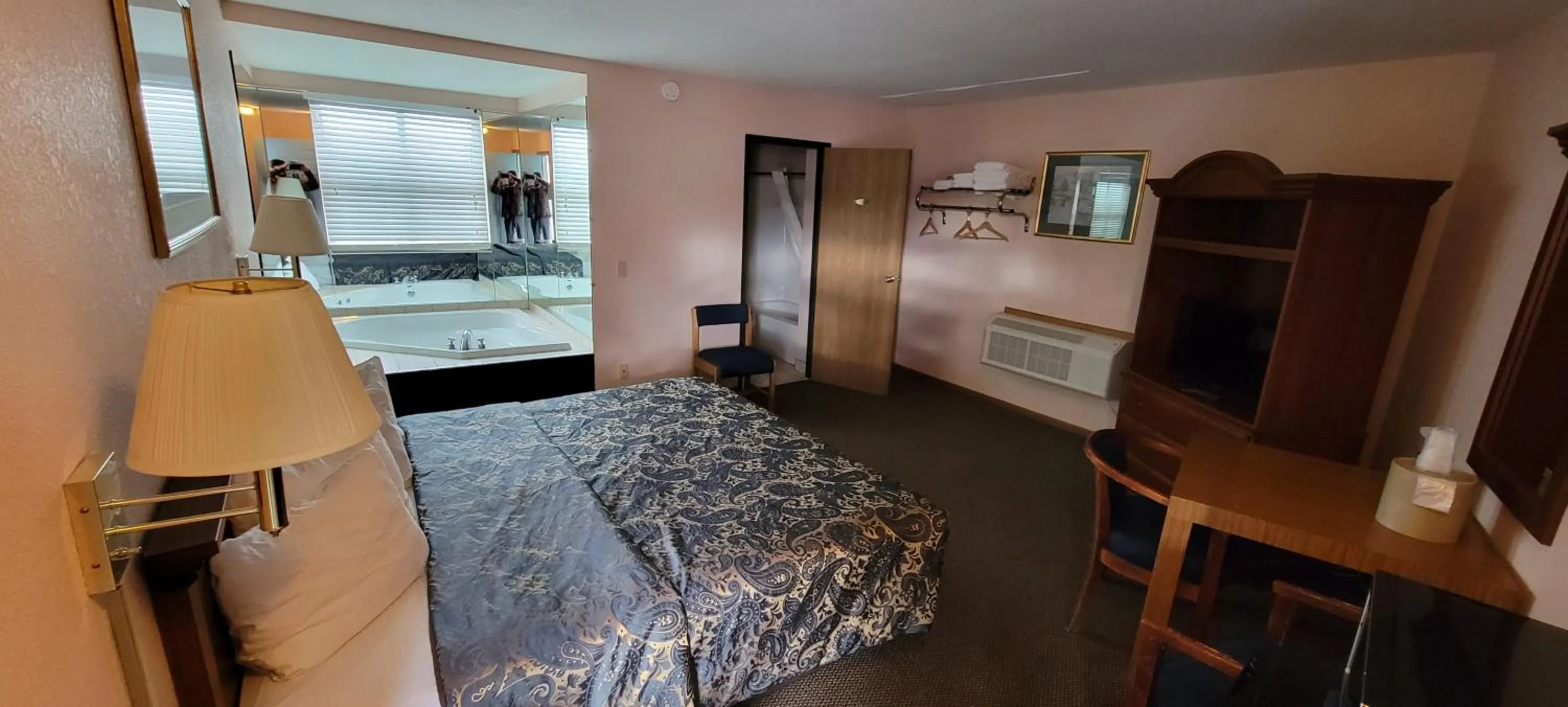 Hot Tub, Bed in Mackinaw Budget Inn