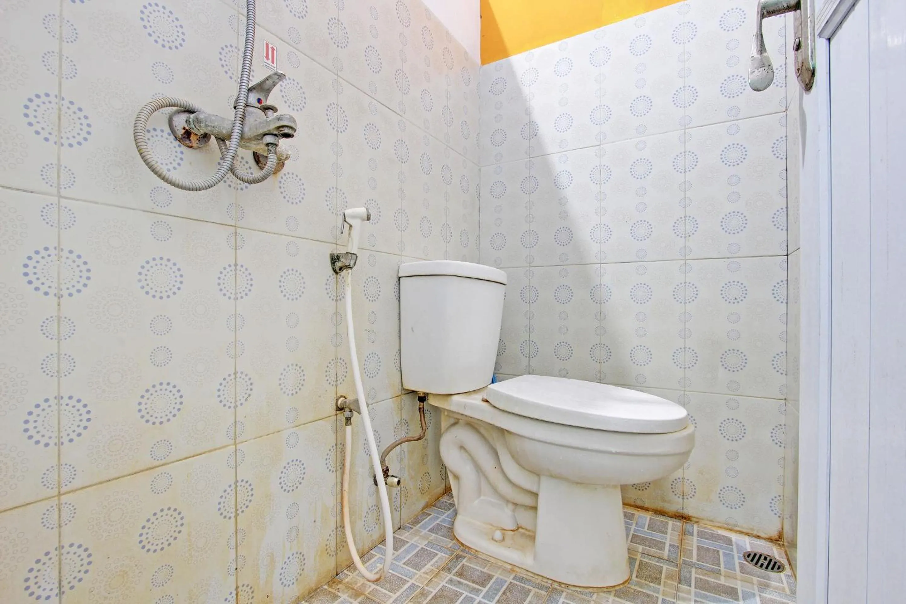 Bathroom in Capital O 92929 Hotel New Tirta Kencana Syariah