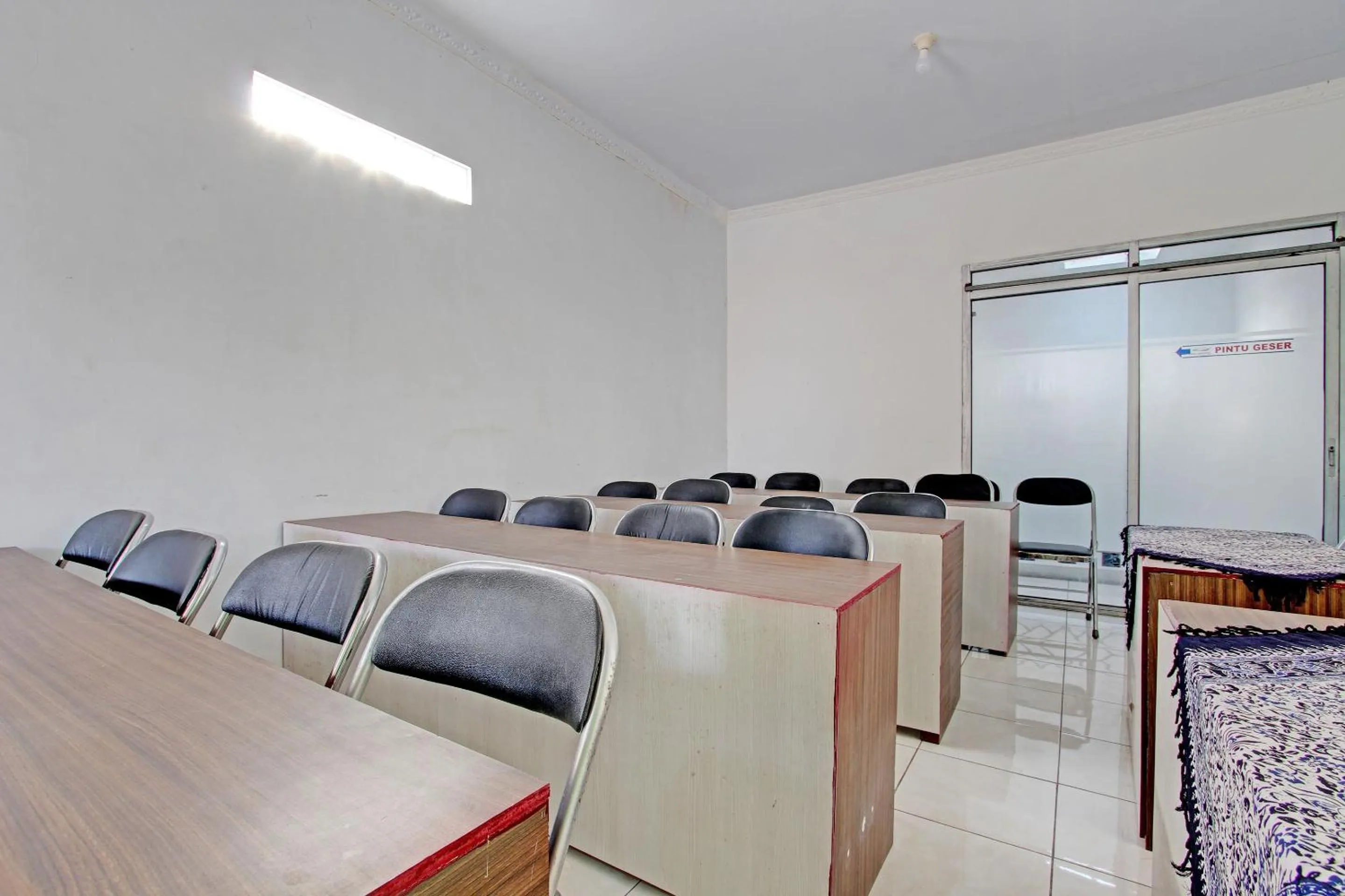 Lobby or reception in Capital O 92929 Hotel New Tirta Kencana Syariah