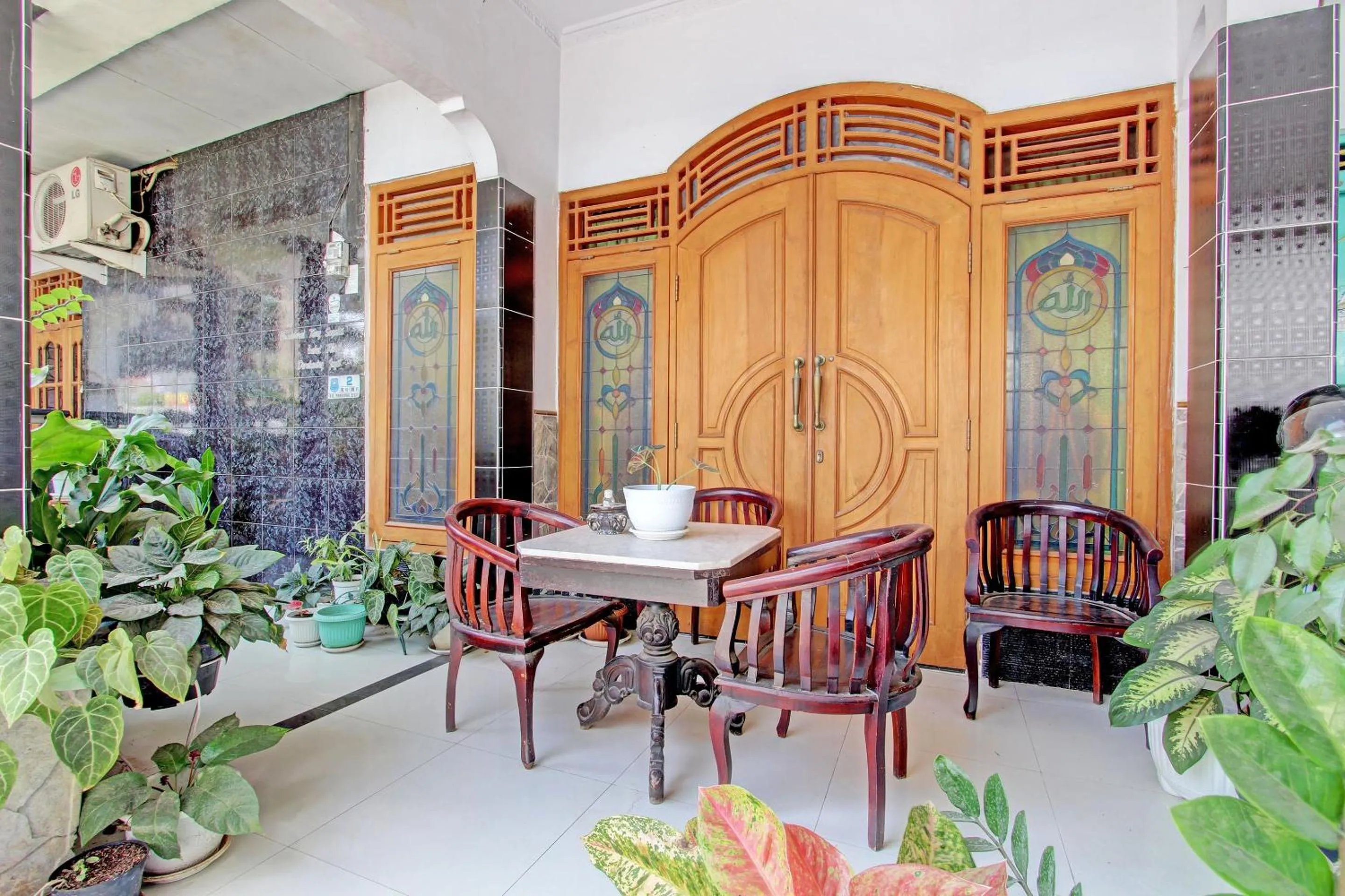 Lobby or reception in Capital O 92929 Hotel New Tirta Kencana Syariah