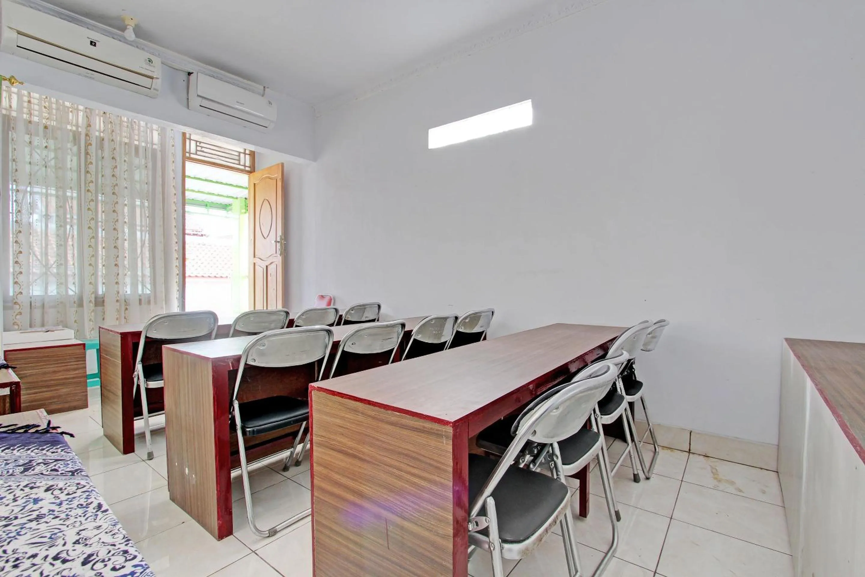 Lobby or reception in Capital O 92929 Hotel New Tirta Kencana Syariah