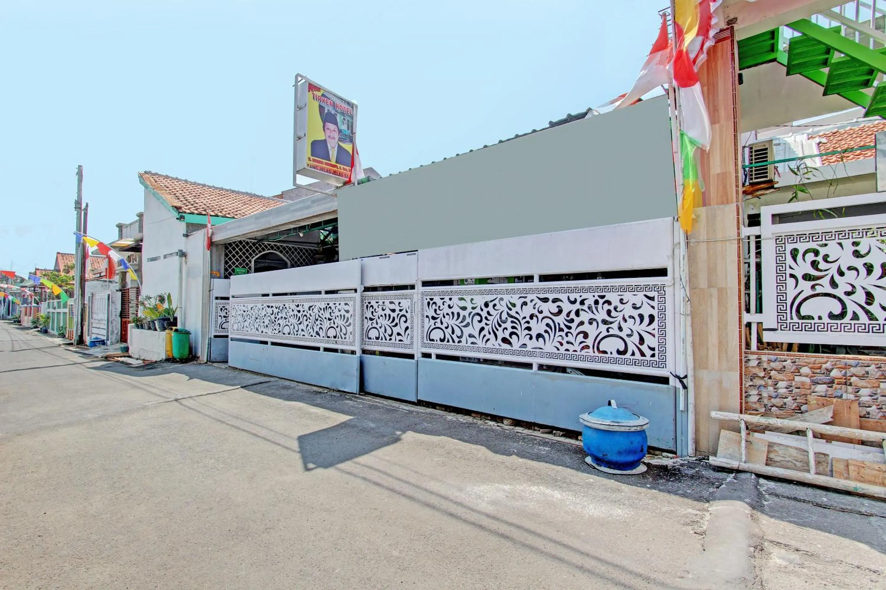 Facade/entrance in Capital O 92929 Hotel New Tirta Kencana Syariah