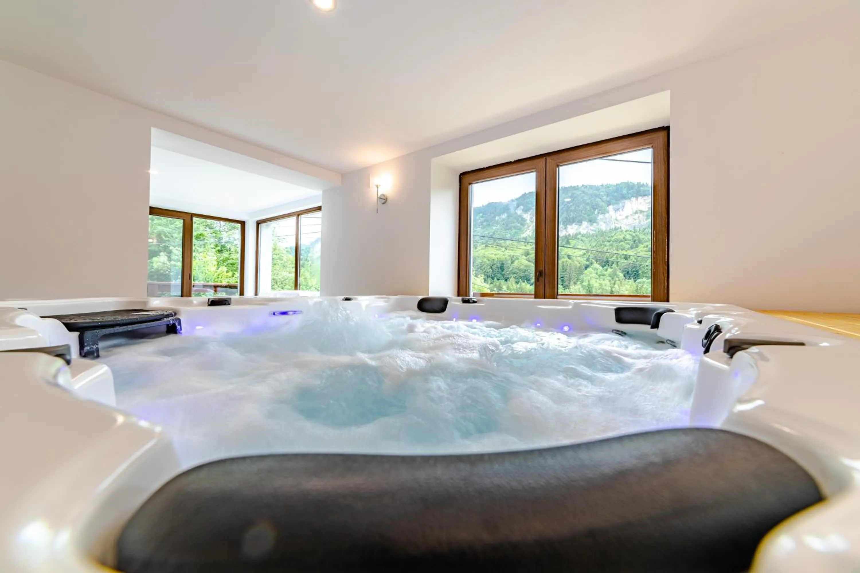 Hot Tub in Yael Luxury Apartments 3