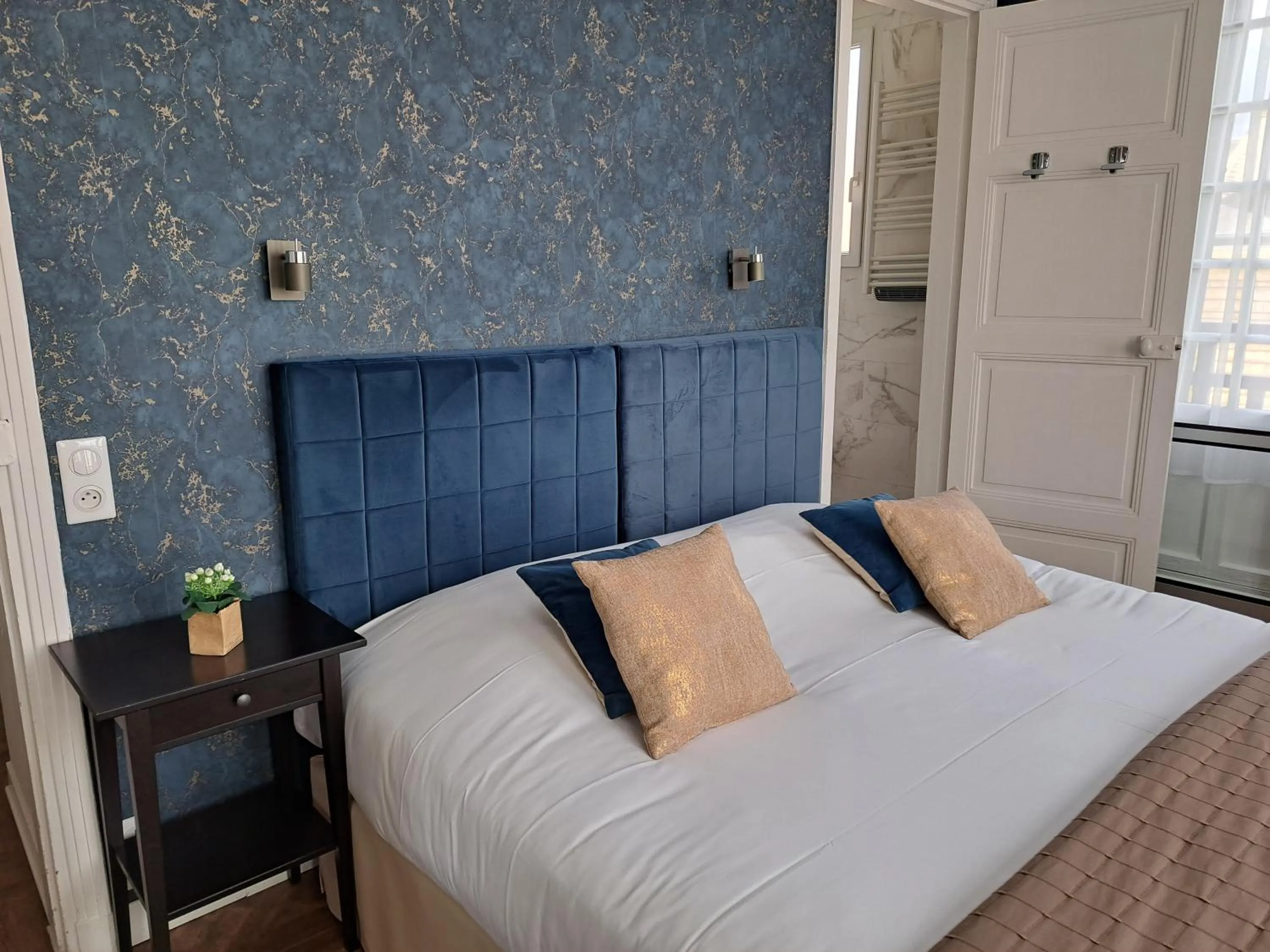 Bedroom, Bed in Grand Hôtel de L'Espérance