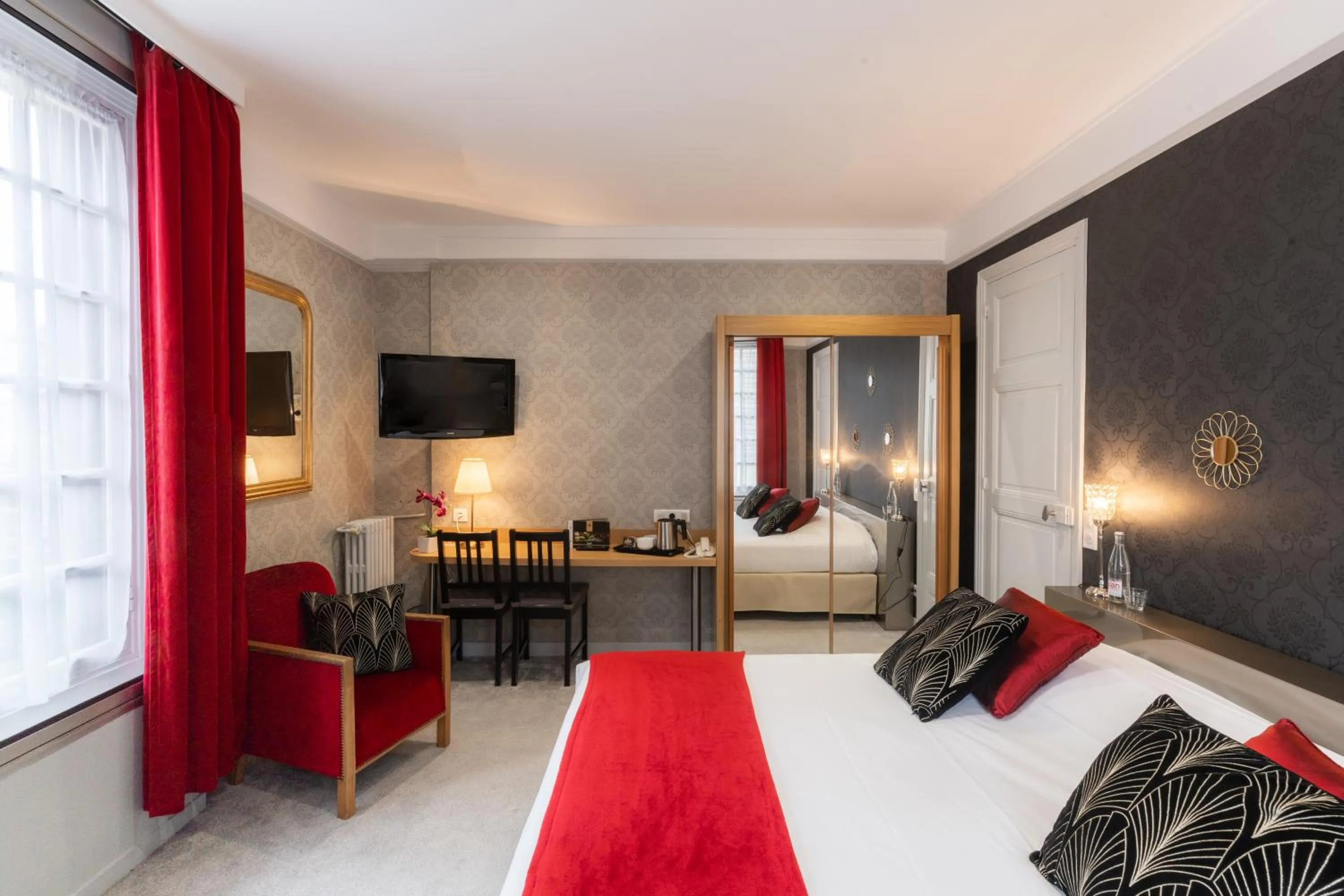 Photo of the whole room, Bed in Grand Hôtel de L'Espérance