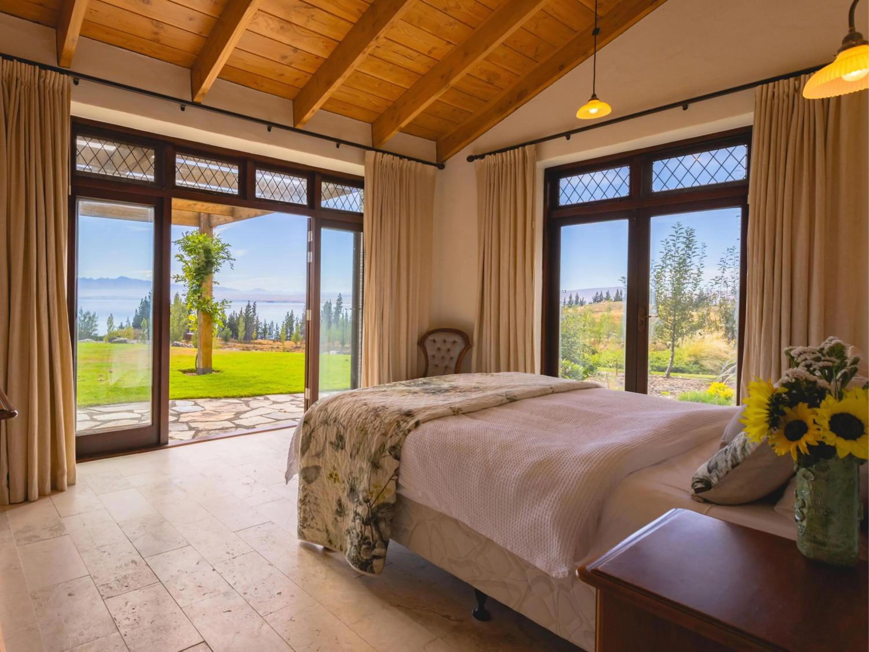 Bedroom, Bed in Mt Cook Lakeside Retreat
