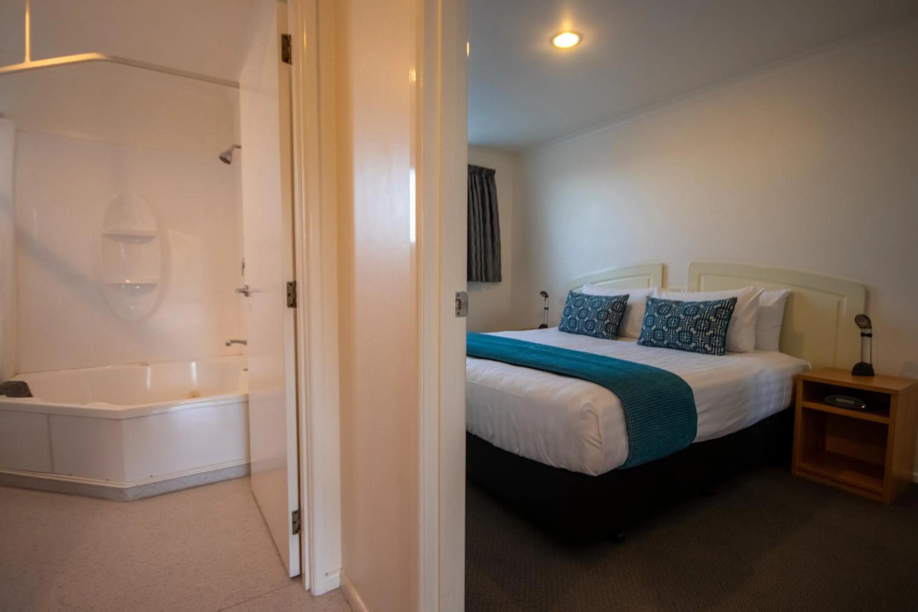 Bathroom, Bed in Antonio Mews Motel