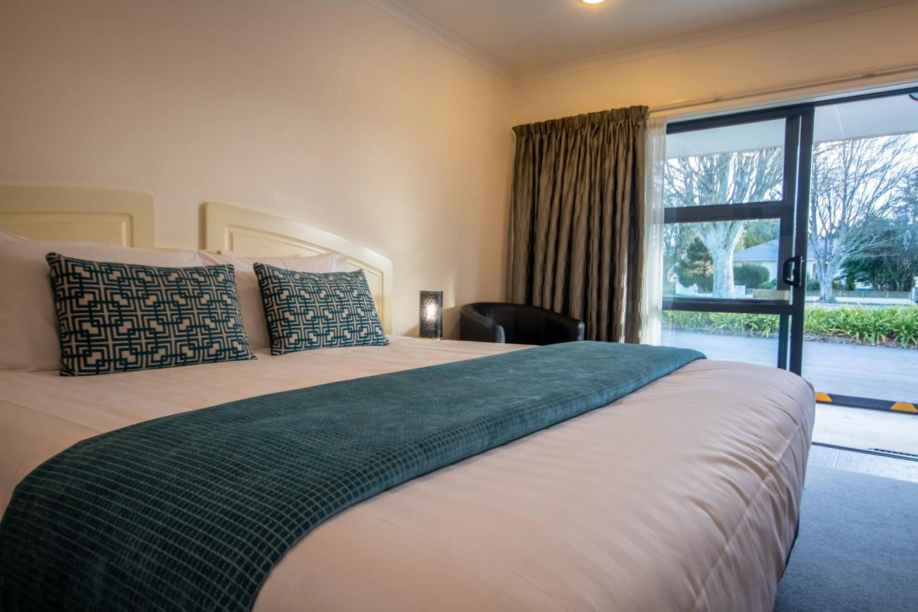 Bedroom, Bed in Antonio Mews Motel