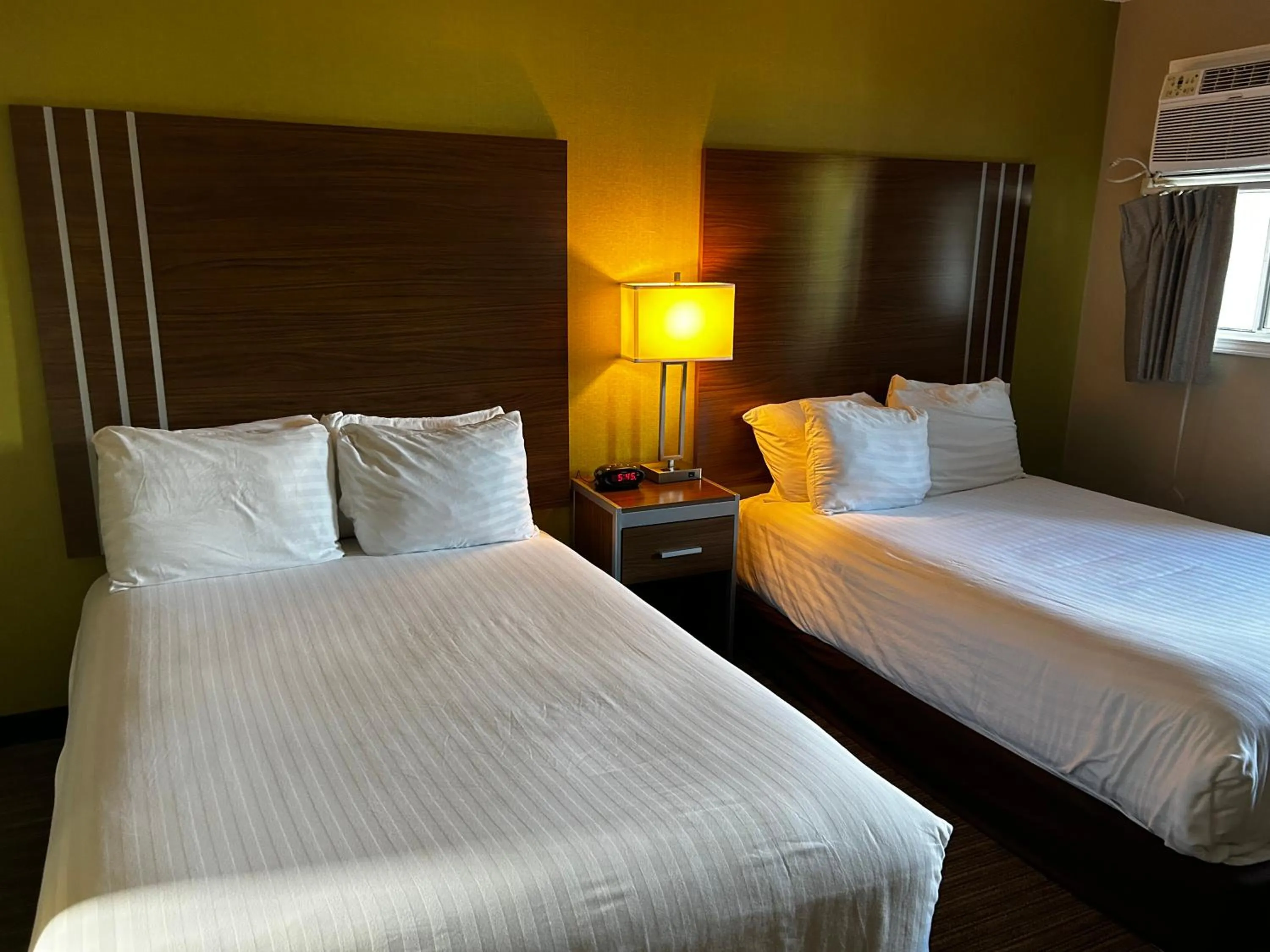 Bedroom, Bed in Heritage Inn - Yosemite/Sonora