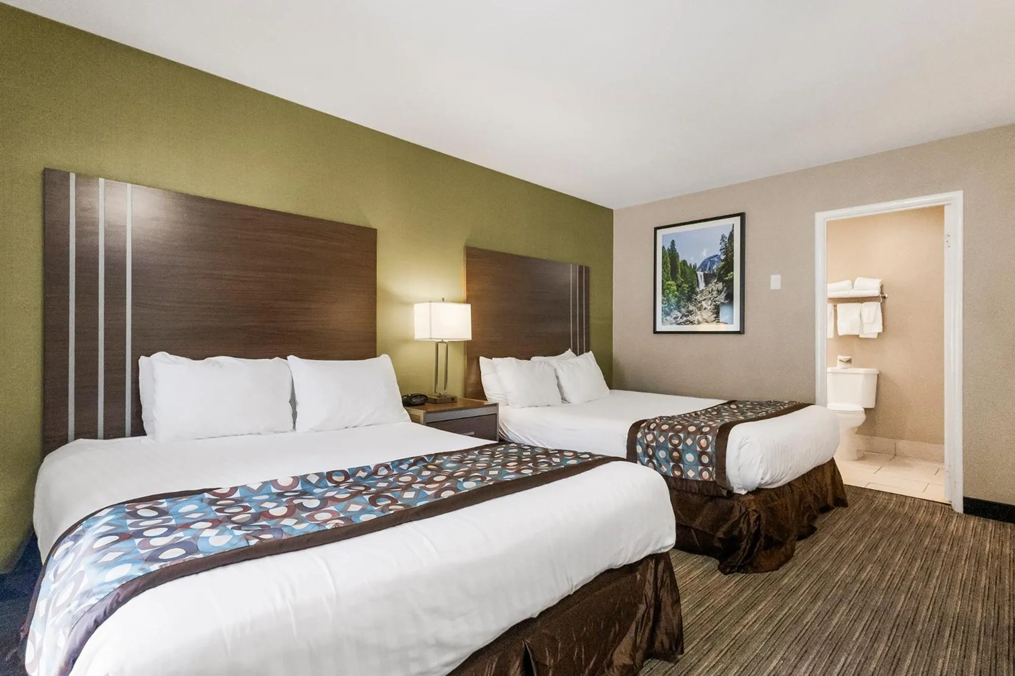 Photo of the whole room, Bed in Heritage Inn - Yosemite/Sonora