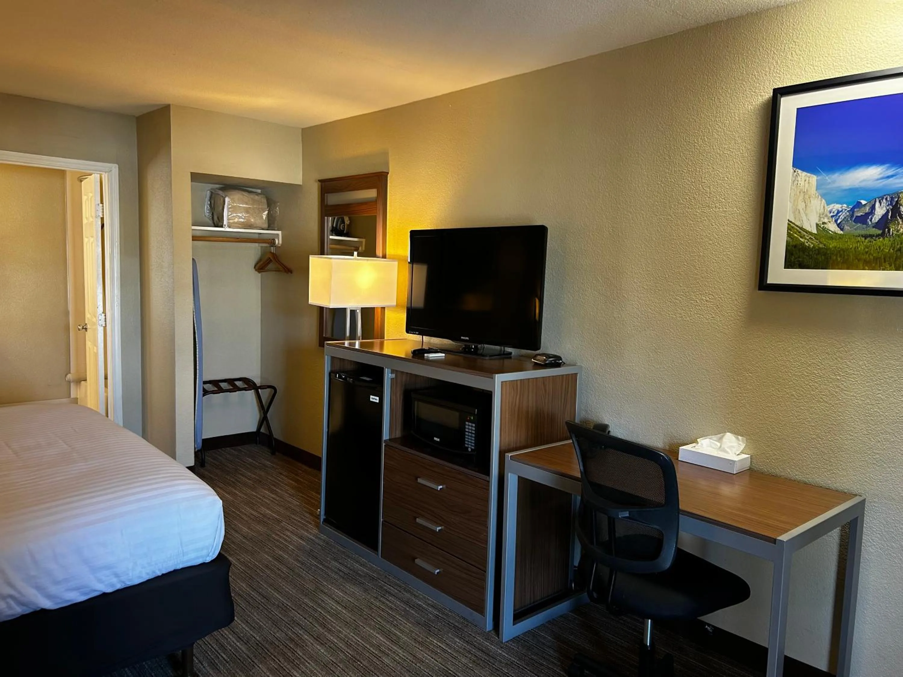 TV and multimedia, Bed in Heritage Inn - Yosemite/Sonora