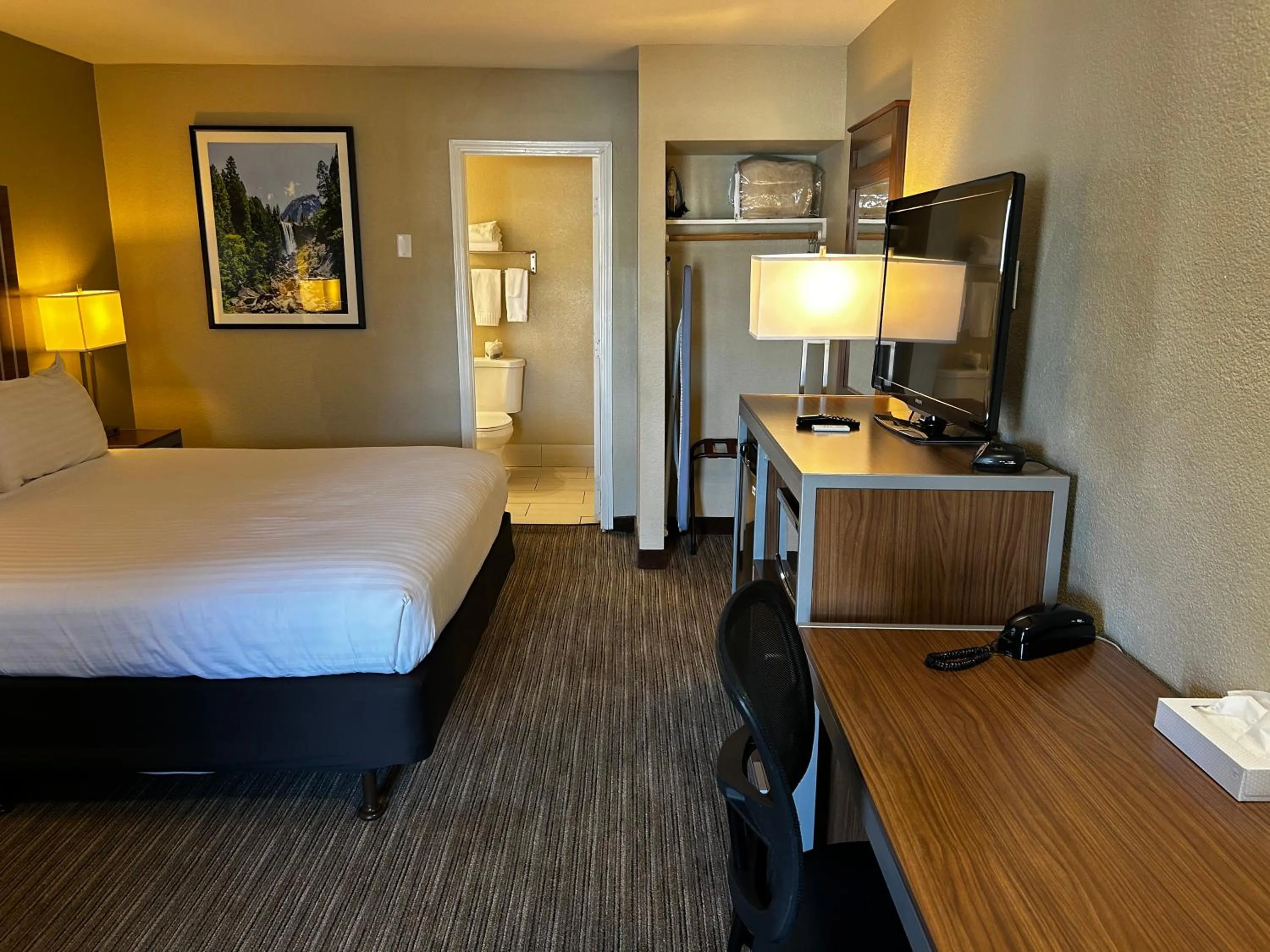 Photo of the whole room, Bed in Heritage Inn - Yosemite/Sonora