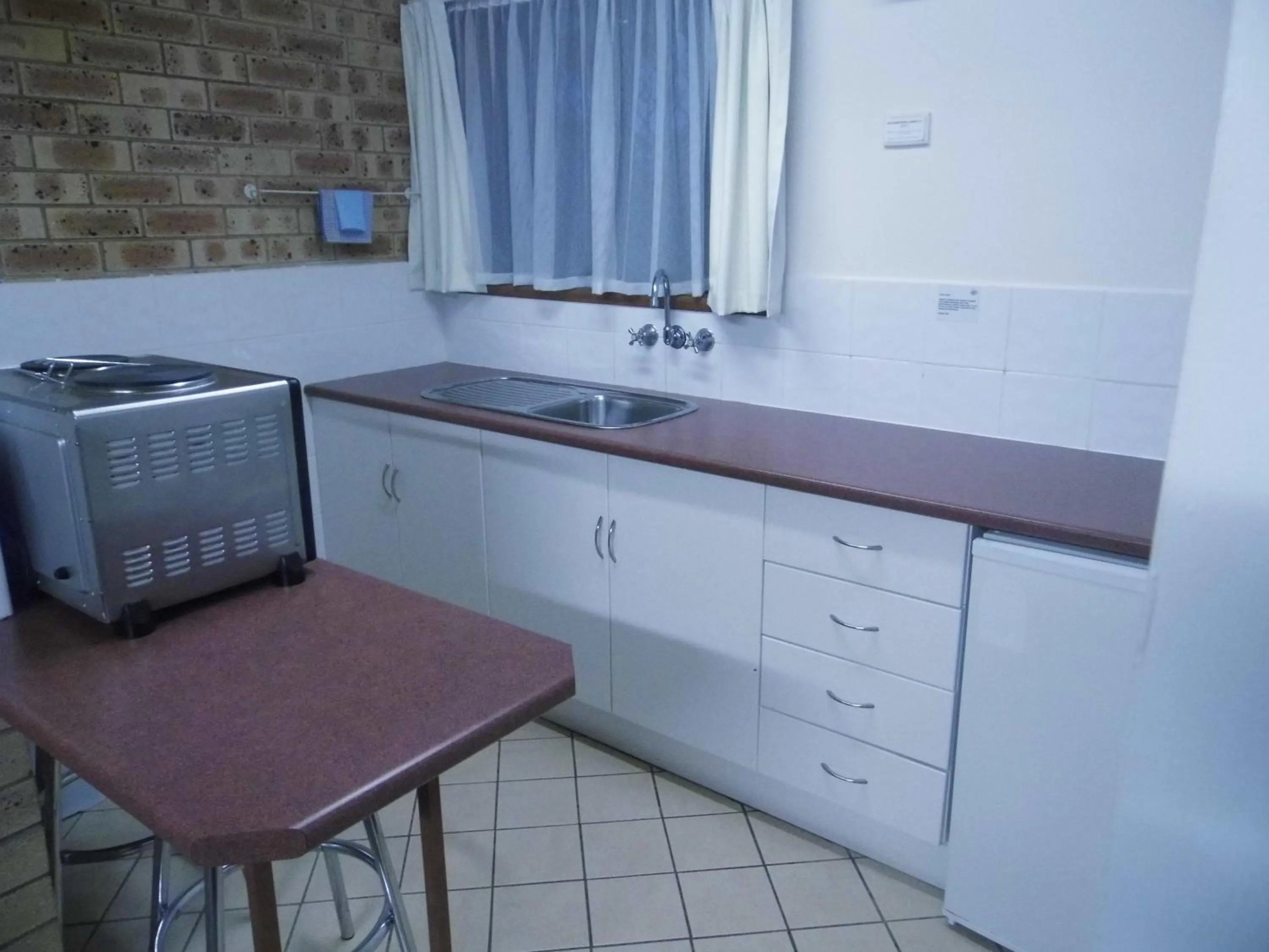 Kitchen or kitchenette in Nanango Fitzroy Motel