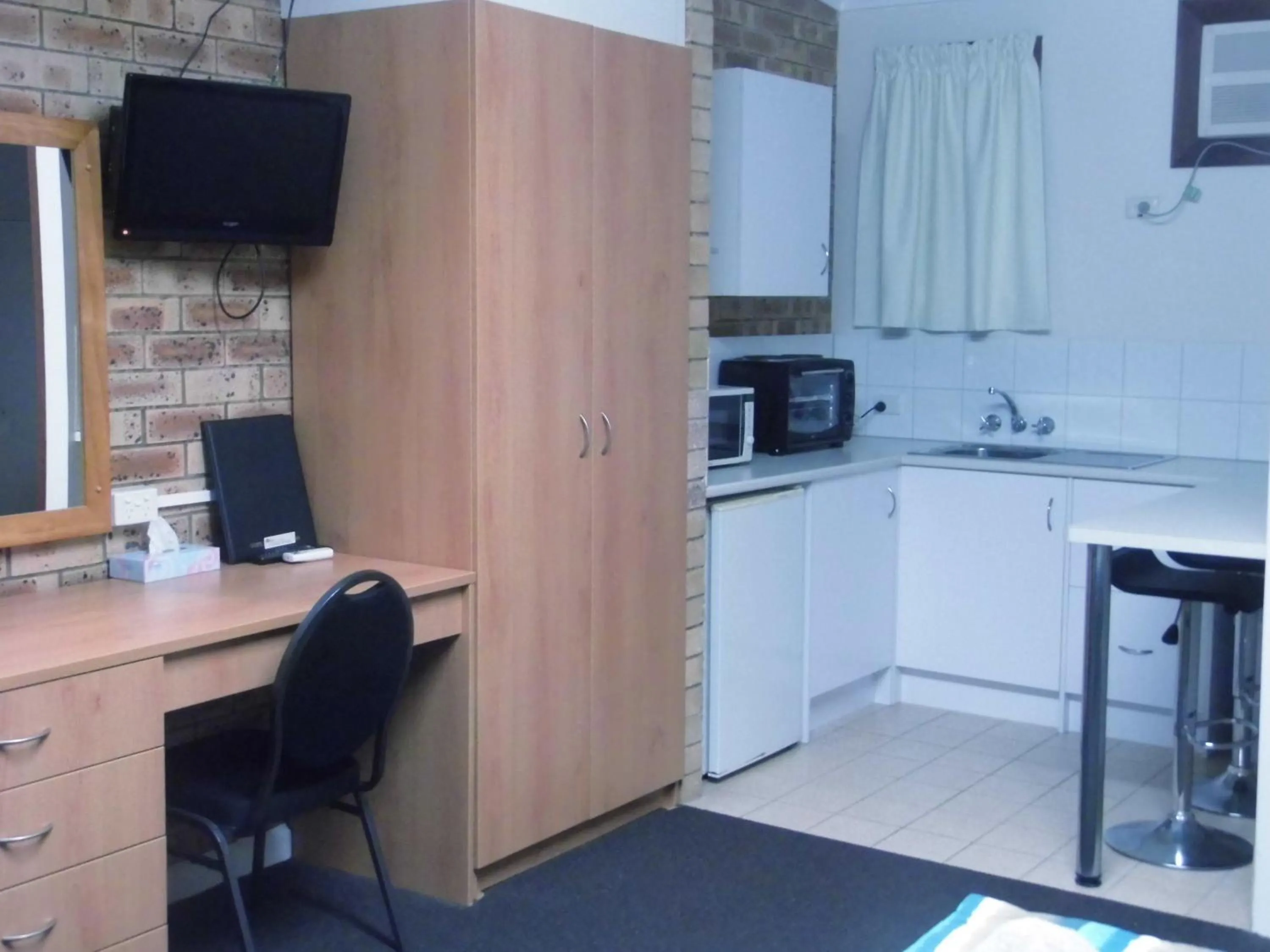 Kitchen or kitchenette in Nanango Fitzroy Motel