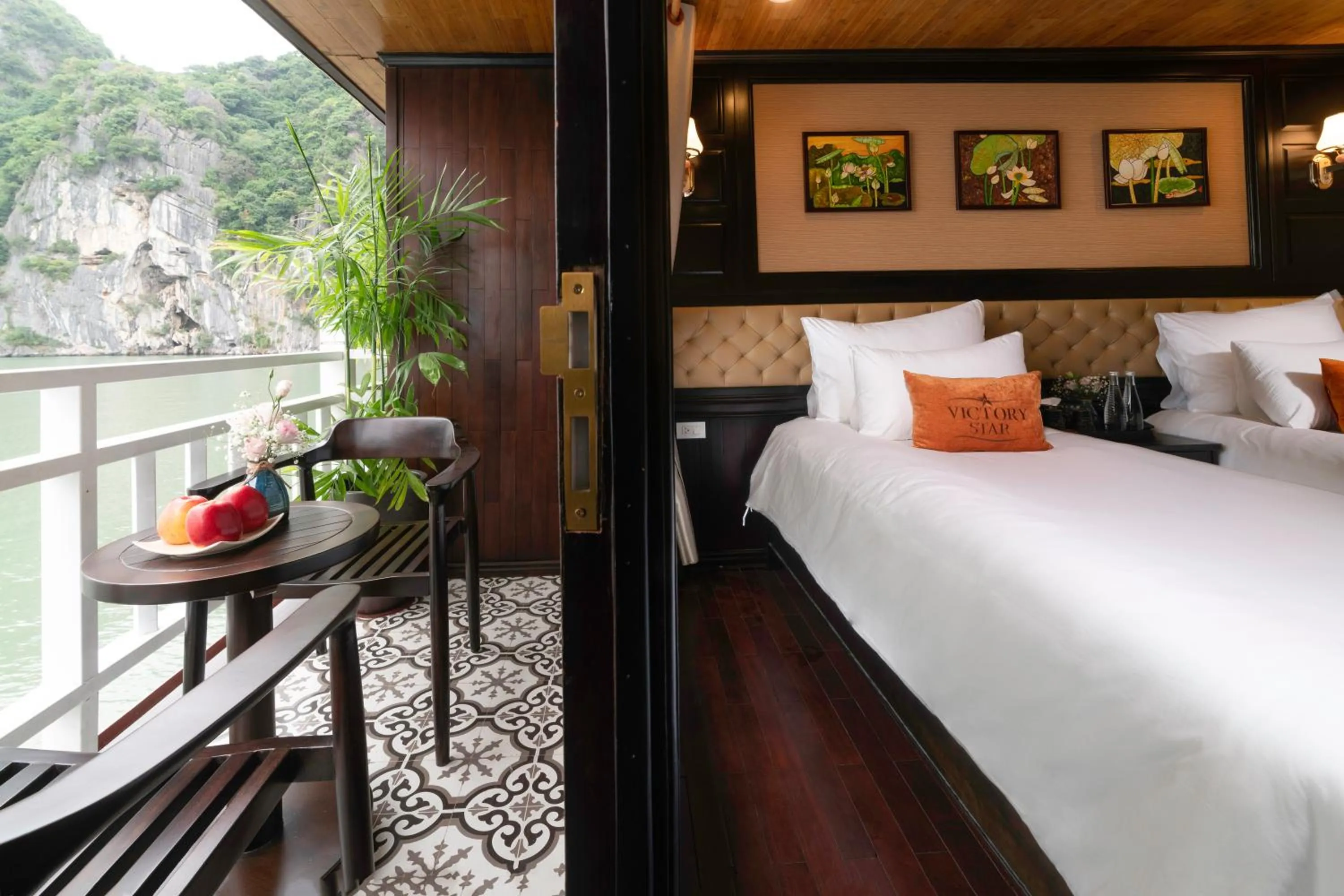 Balcony/Terrace, Bed in Victory Star Cruise