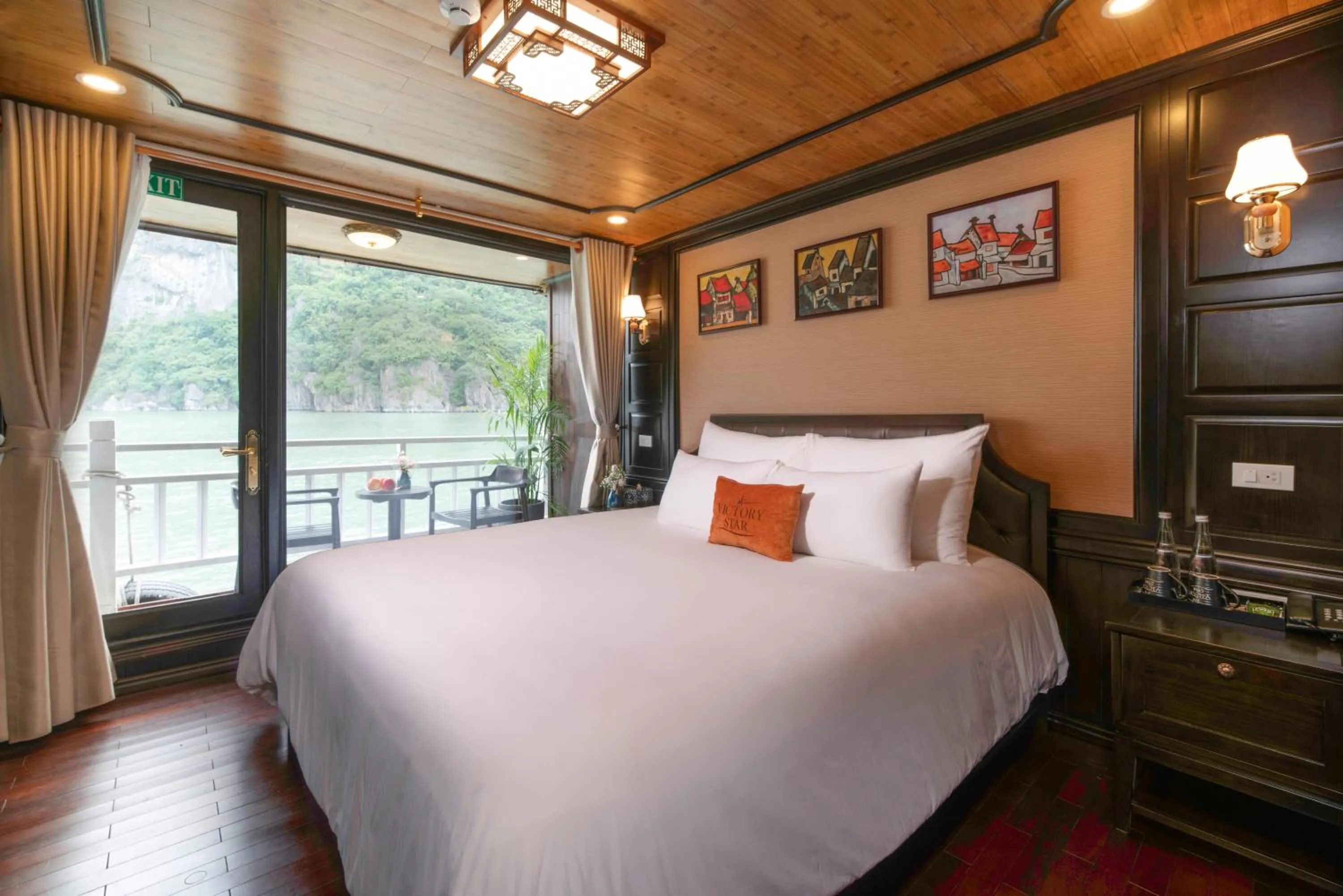 Bedroom, Bed in Victory Star Cruise