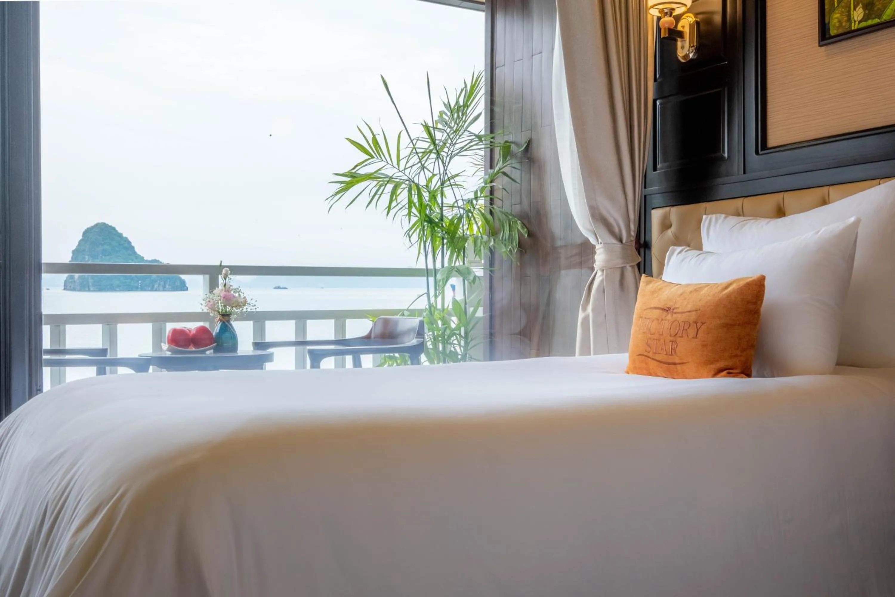 Balcony/Terrace, Bed in Victory Star Cruise