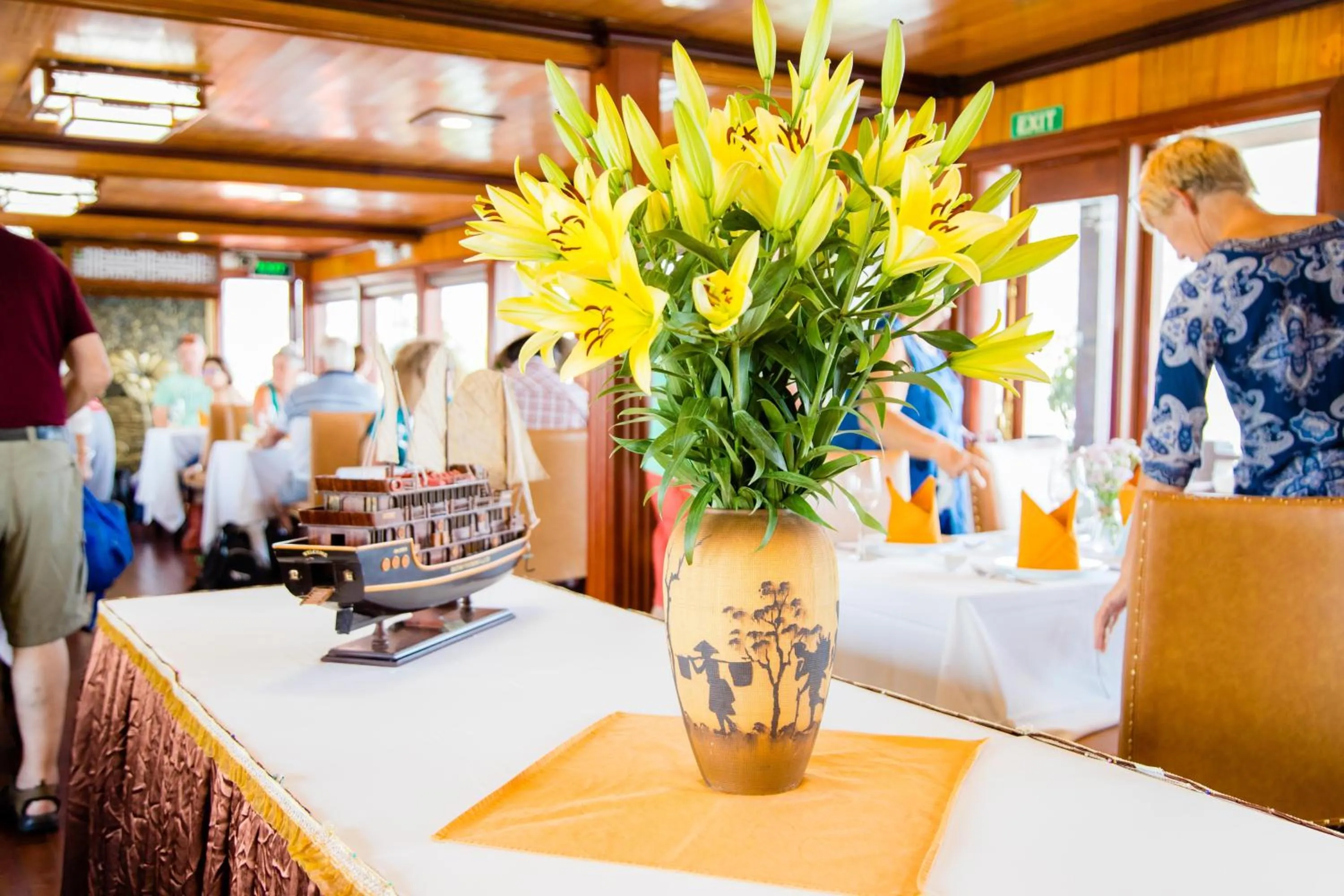 Restaurant/places to eat in Victory Cruise