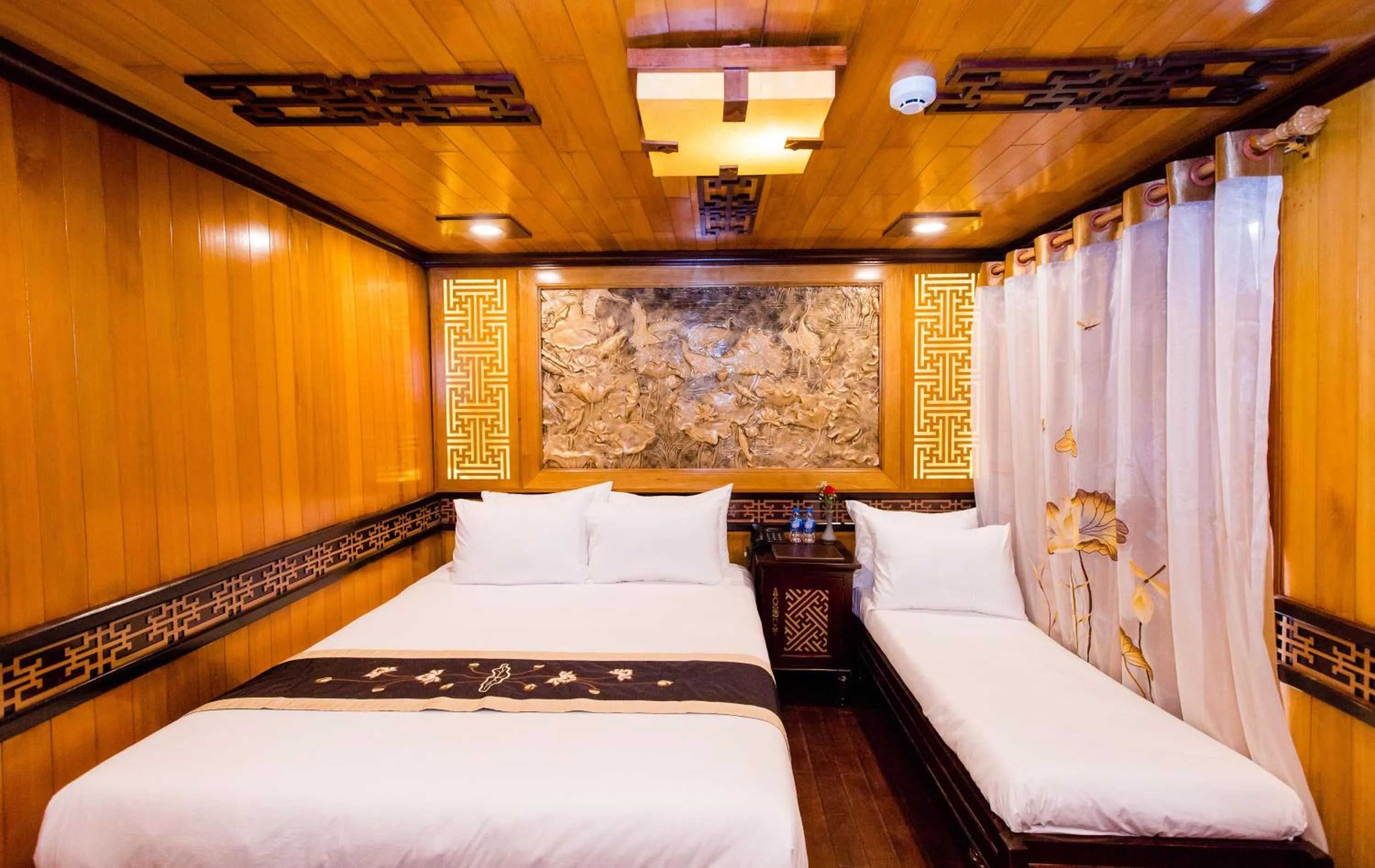 Photo of the whole room, Bed in Victory Cruise