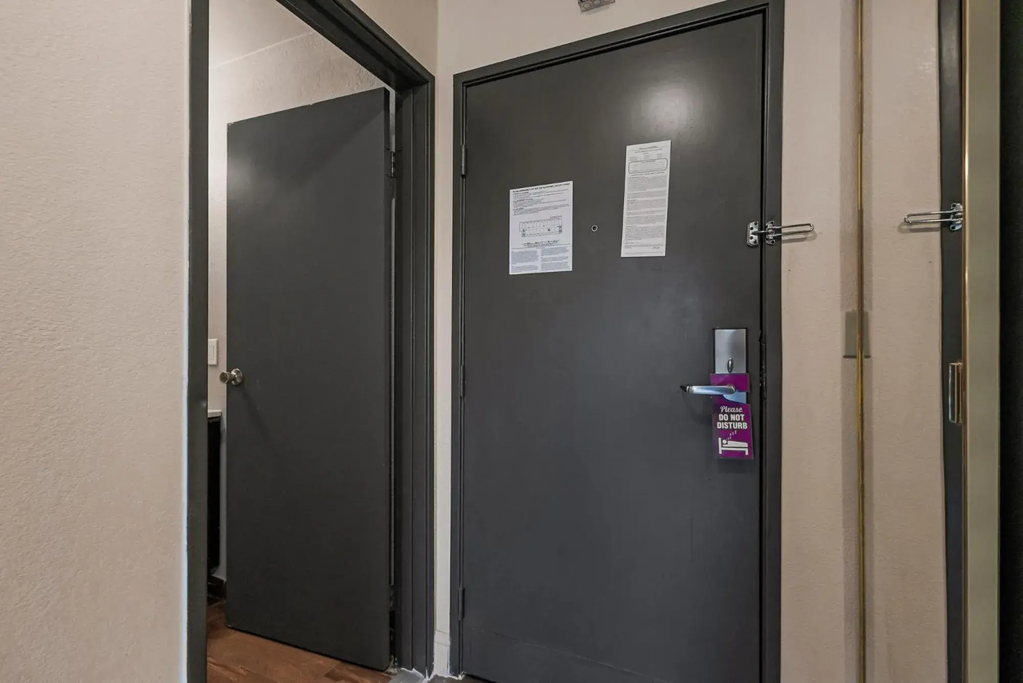 Queen Room - Disability Access in Sutter Inn Queen Room - Disability Access in Sutter Inn