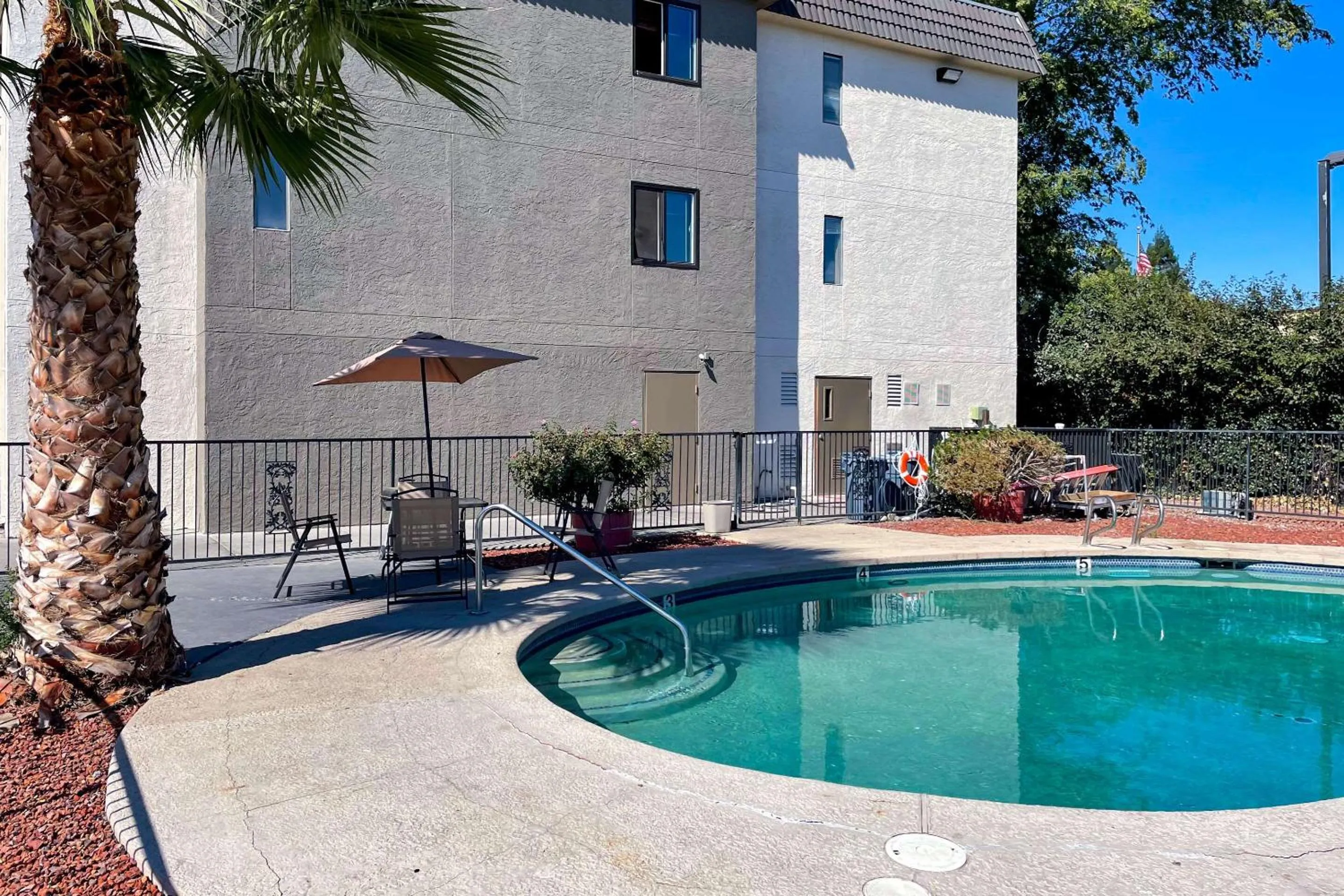 Swimming pool in Sutter Inn