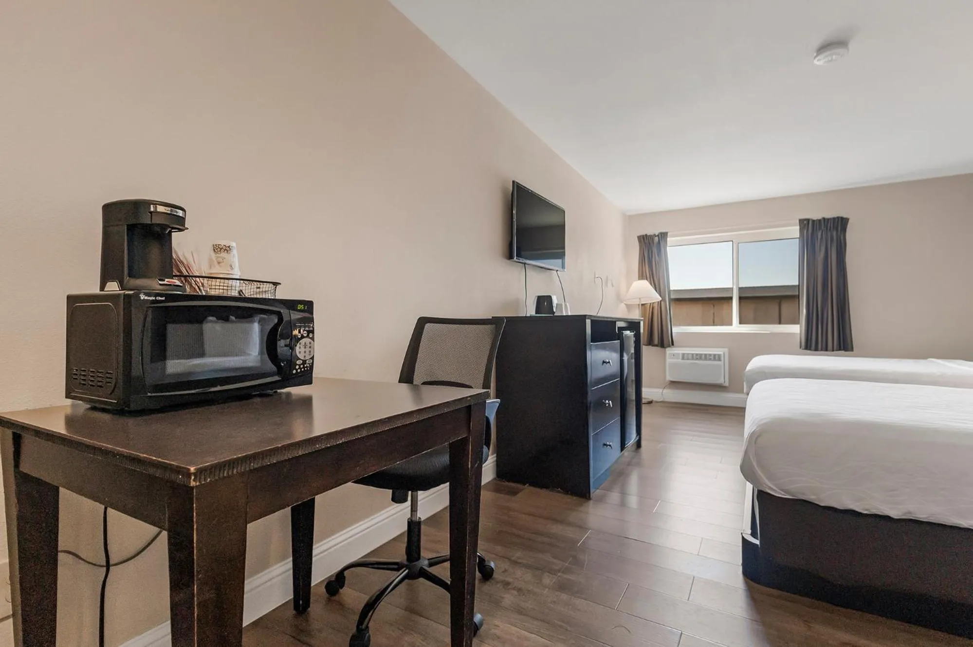 Photo of the whole room, Bed in Sutter Inn