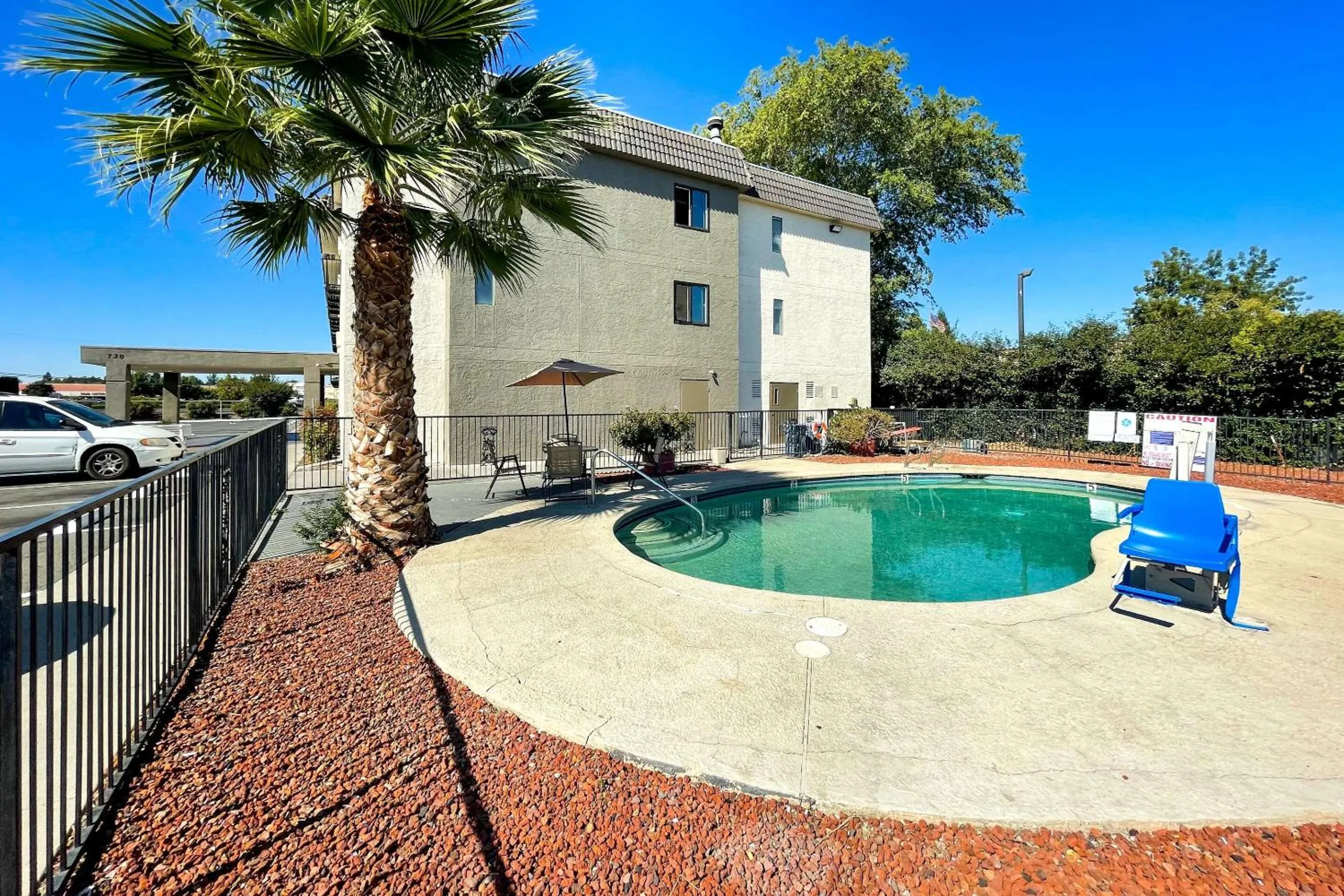 Swimming pool in Sutter Inn